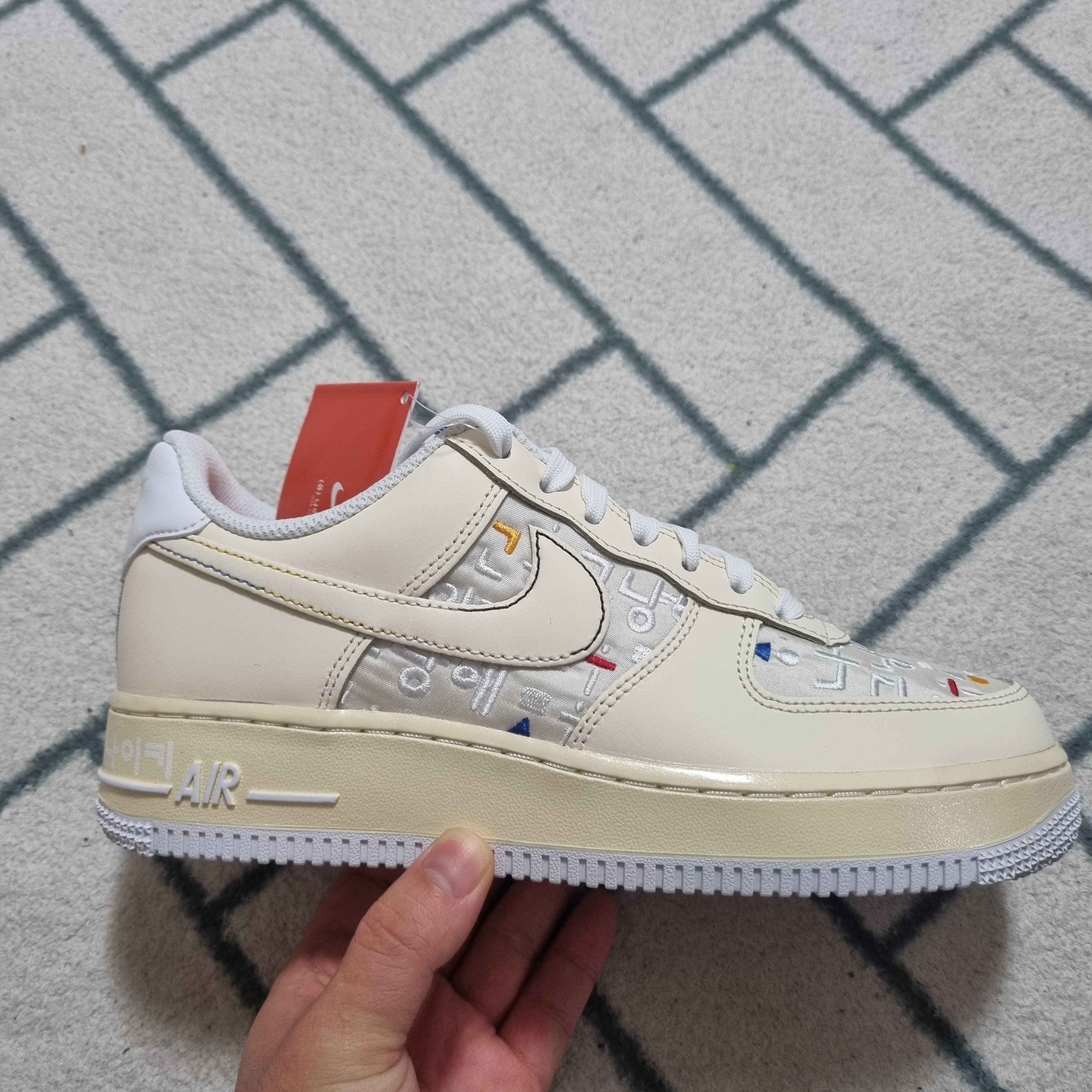 (W) Nike Air Force 1 '07 LV8 Hangul Day 착용 스타일 - 2