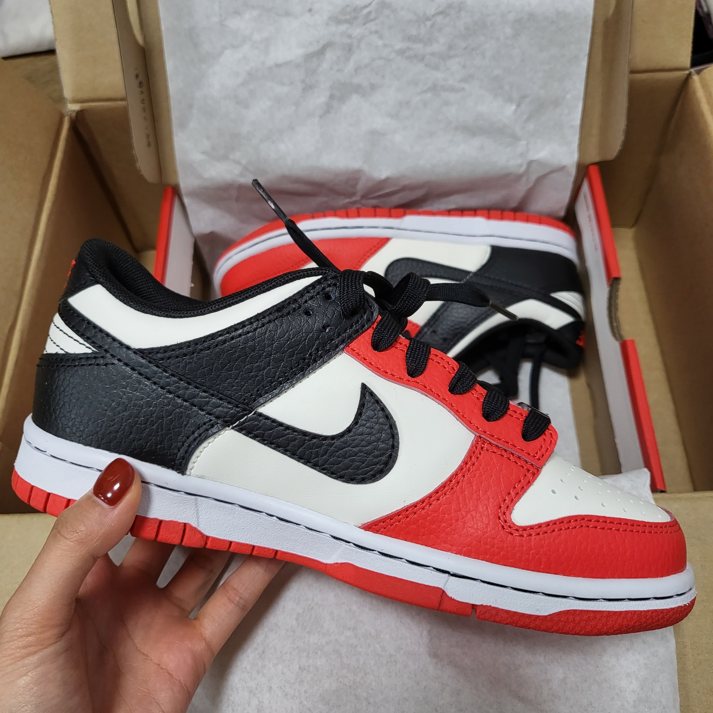 (GS) Nike x NBA Dunk Low Black and Chile Red 착용 스타일