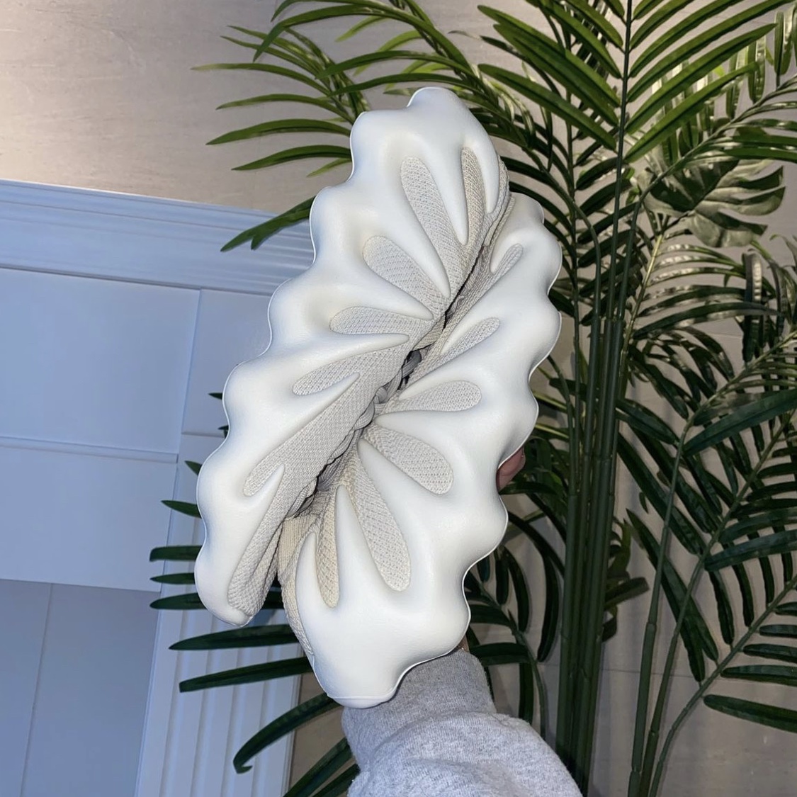 Adidas Yeezy 450 Cloud White 착용 스타일 - 2