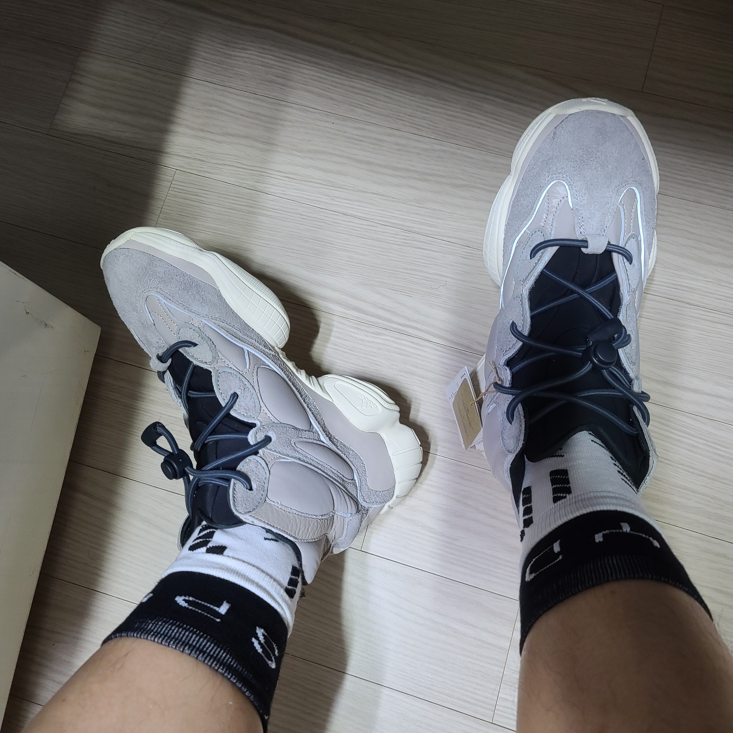 Adidas Yeezy 500 High Mist Stone 착용 스타일 - 3