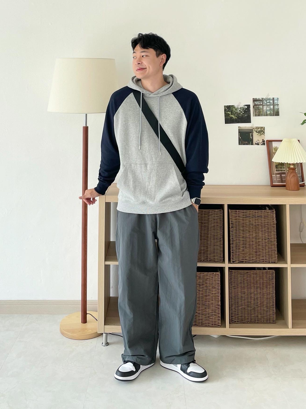 Jordan 1 Low Black Particle Grey 착용 스타일 - 1