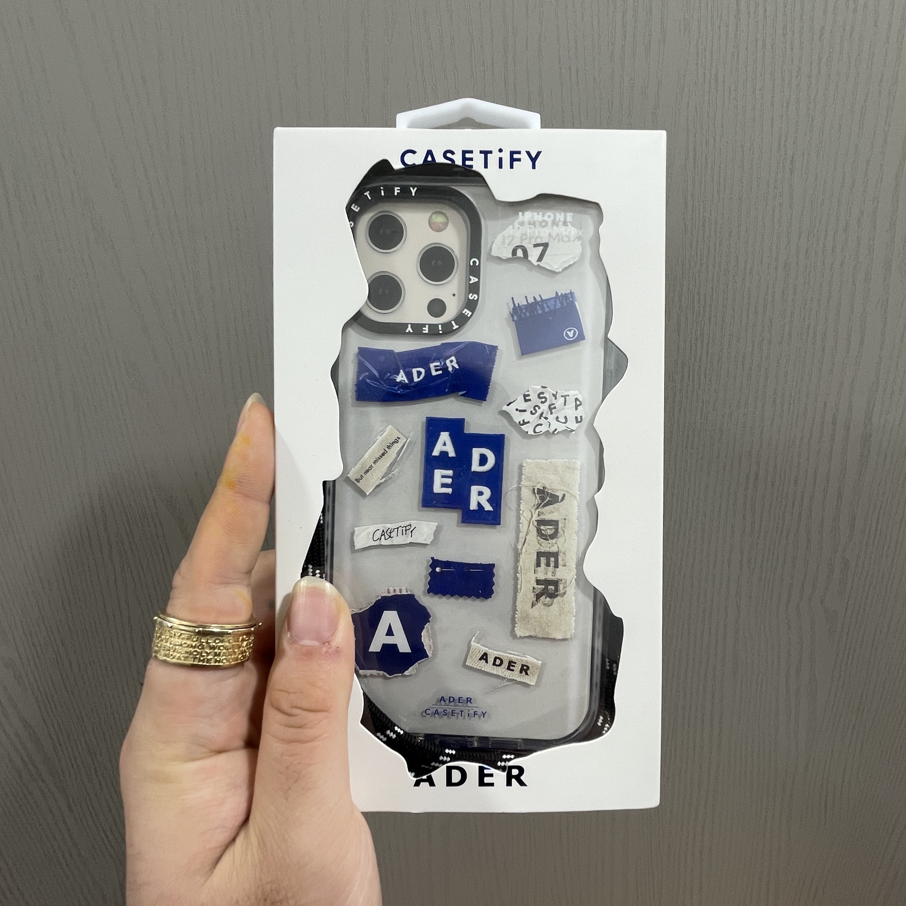 Casetify x Ader Error Sticker Sling iPhone Case 착용 스타일
