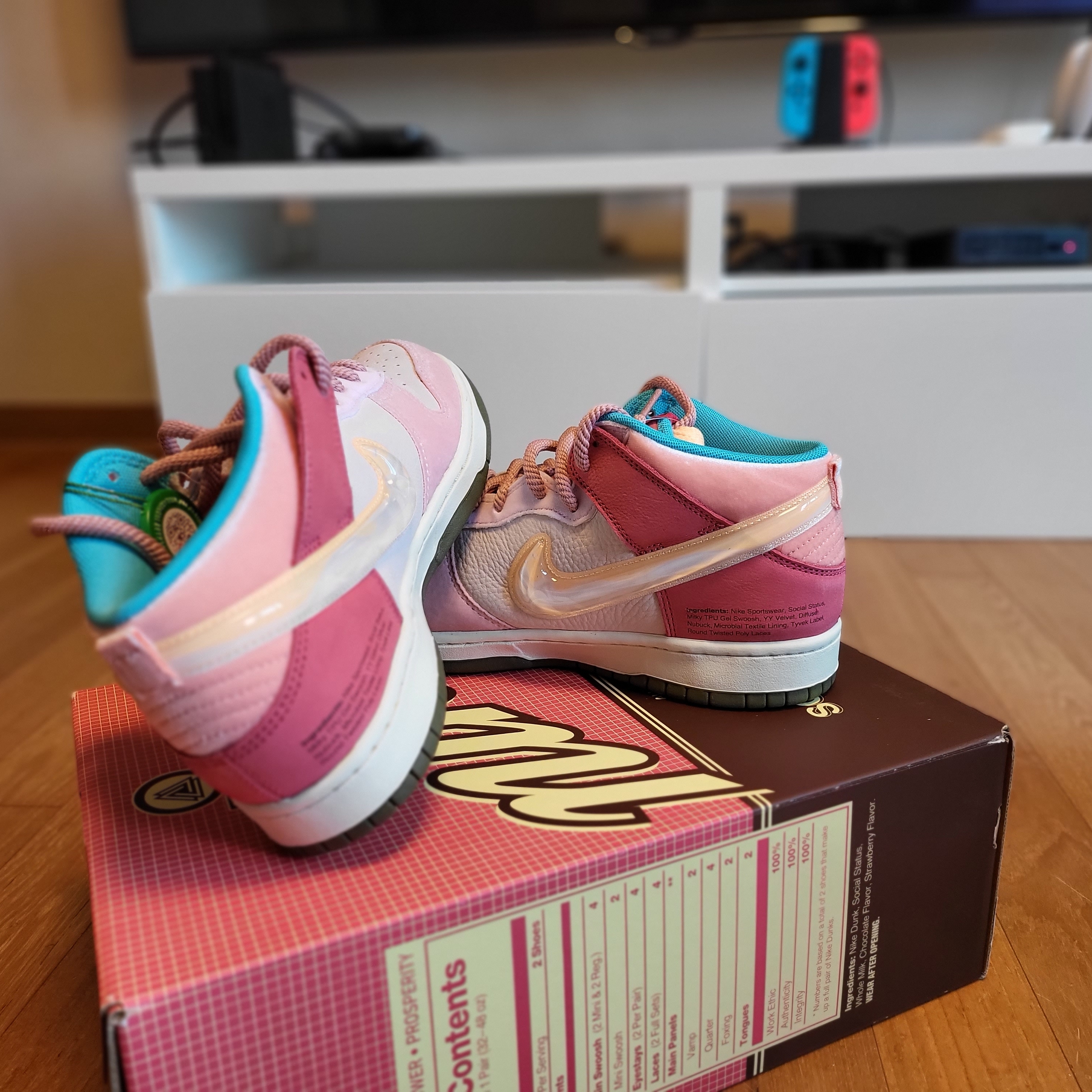 Nike x Social Status Dunk Mid Free Lunch Strawberry Milk 착용 스타일 - 3