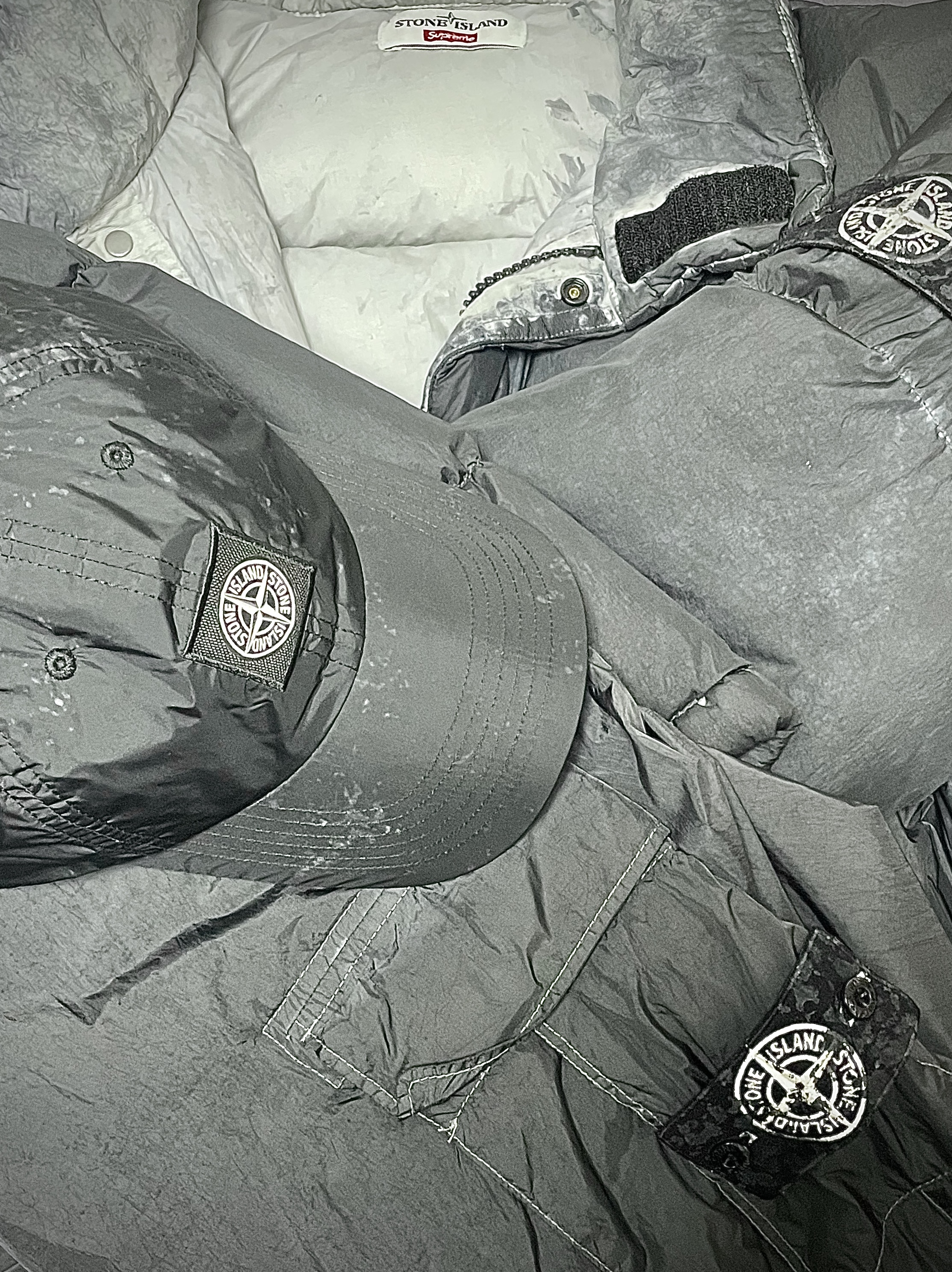 Supreme x Stone Island Painted Camo Nylon 6-Panel Black - 20FW, Supreme x Stone Island Painted Camo Crinkle Down Jacket Black - 20FW 착용 스타일