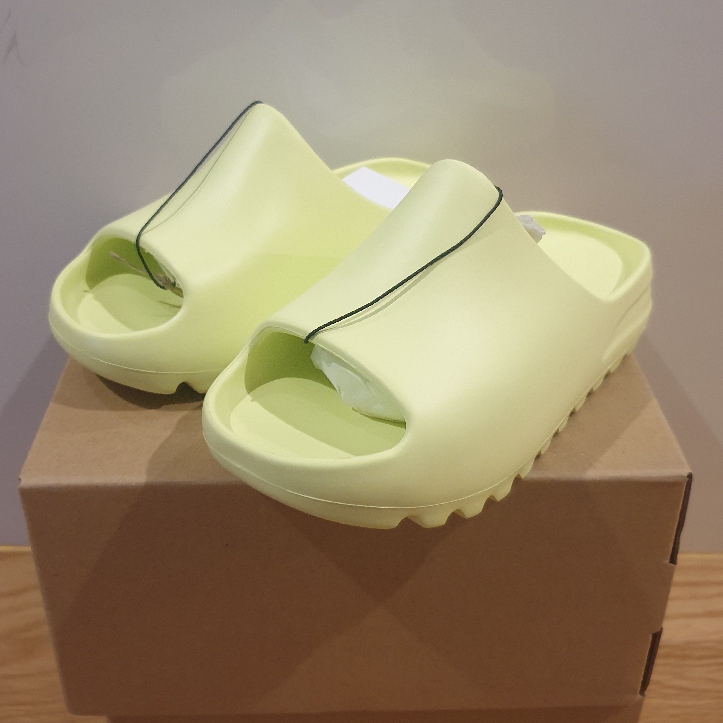 (Kids) Adidas Yeezy Slide Glow Green 착용 스타일 - 4
