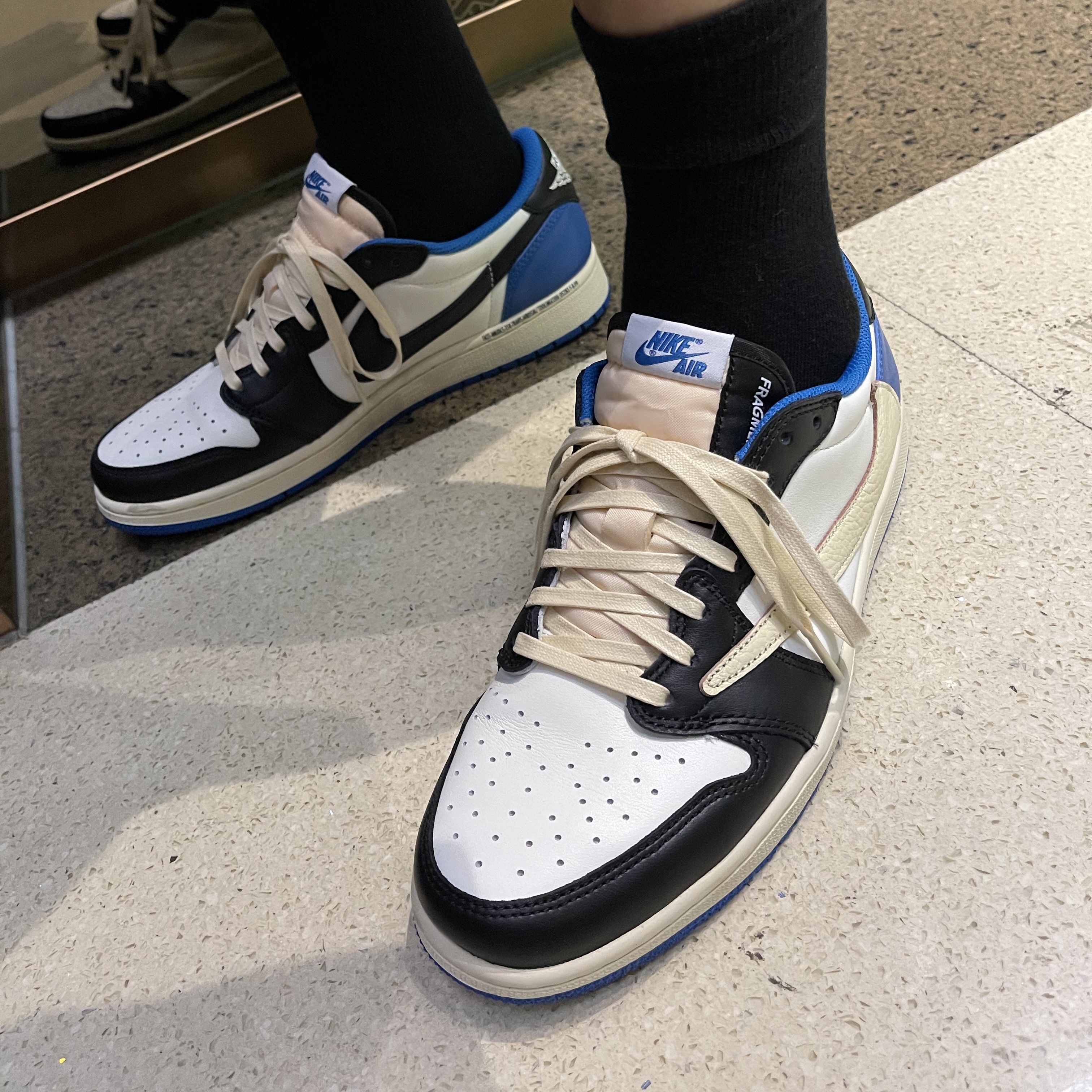 Jordan 1 x Travis Scott x Fragment Retro Low OG SP Military Blue 착용 스타일 - 1