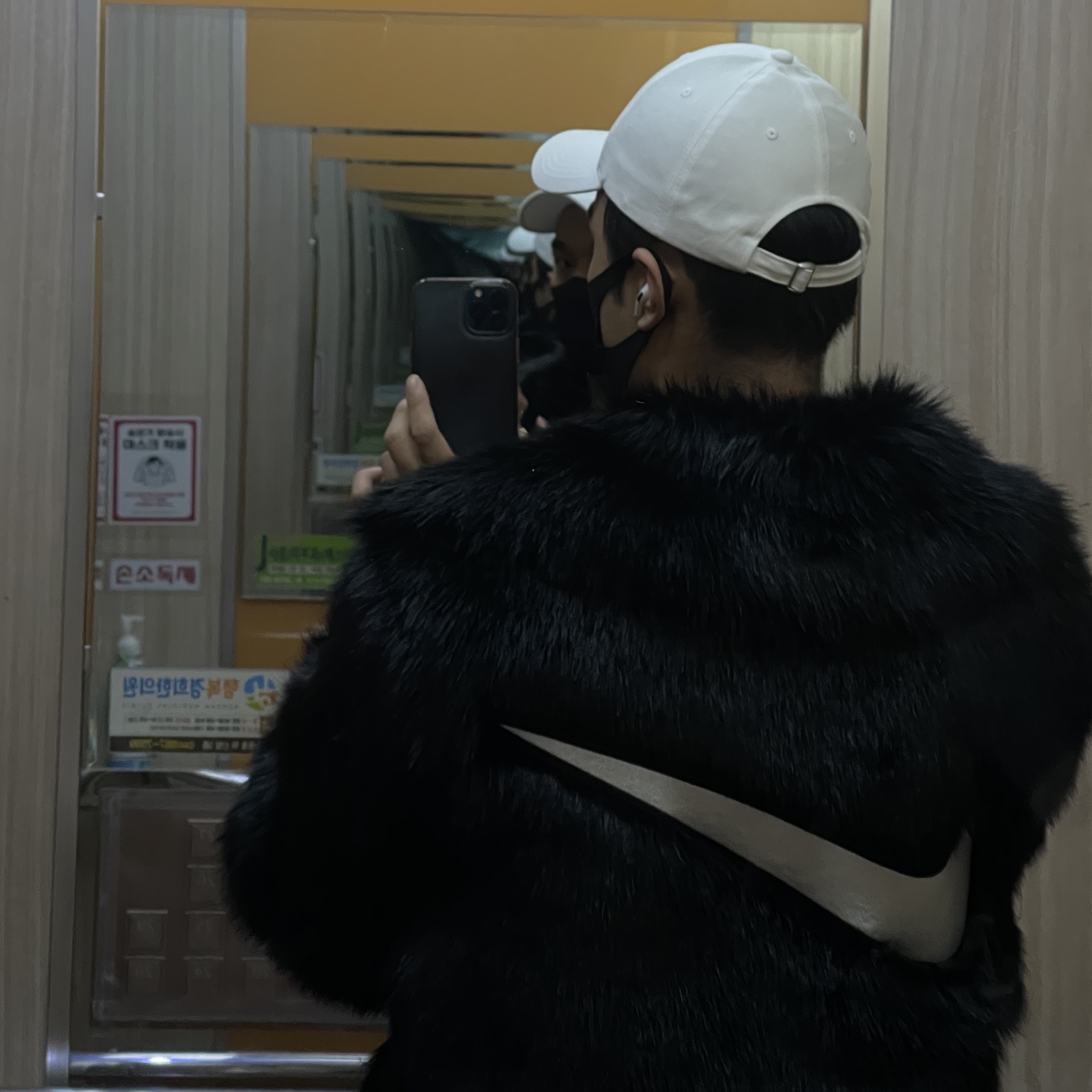 (W) Nike x Ambush Reversible Faux-Fur Coat Black 착용 스타일