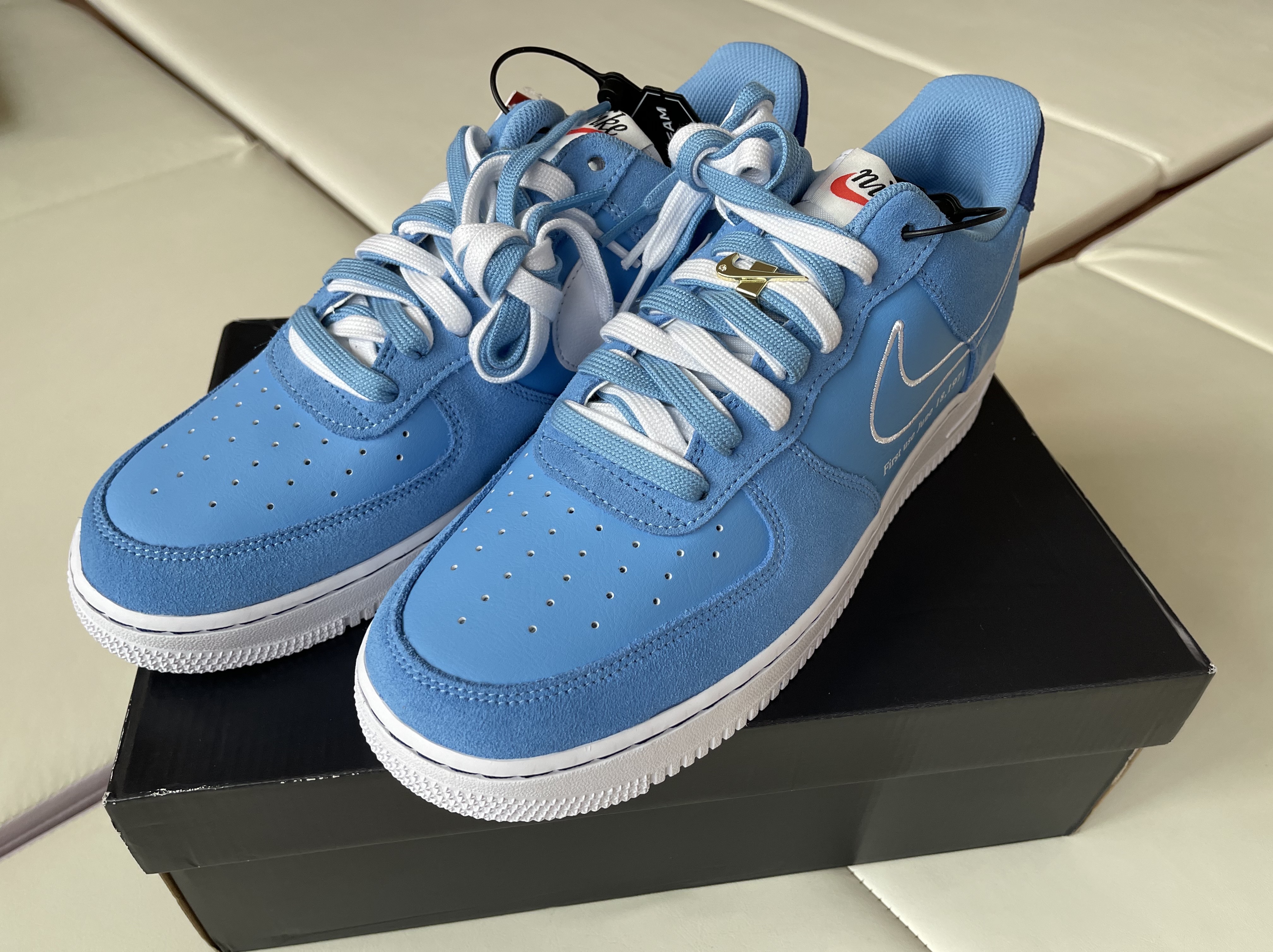 Nike Air Force 1 '07 LV8 First Use University Blue 착용 스타일