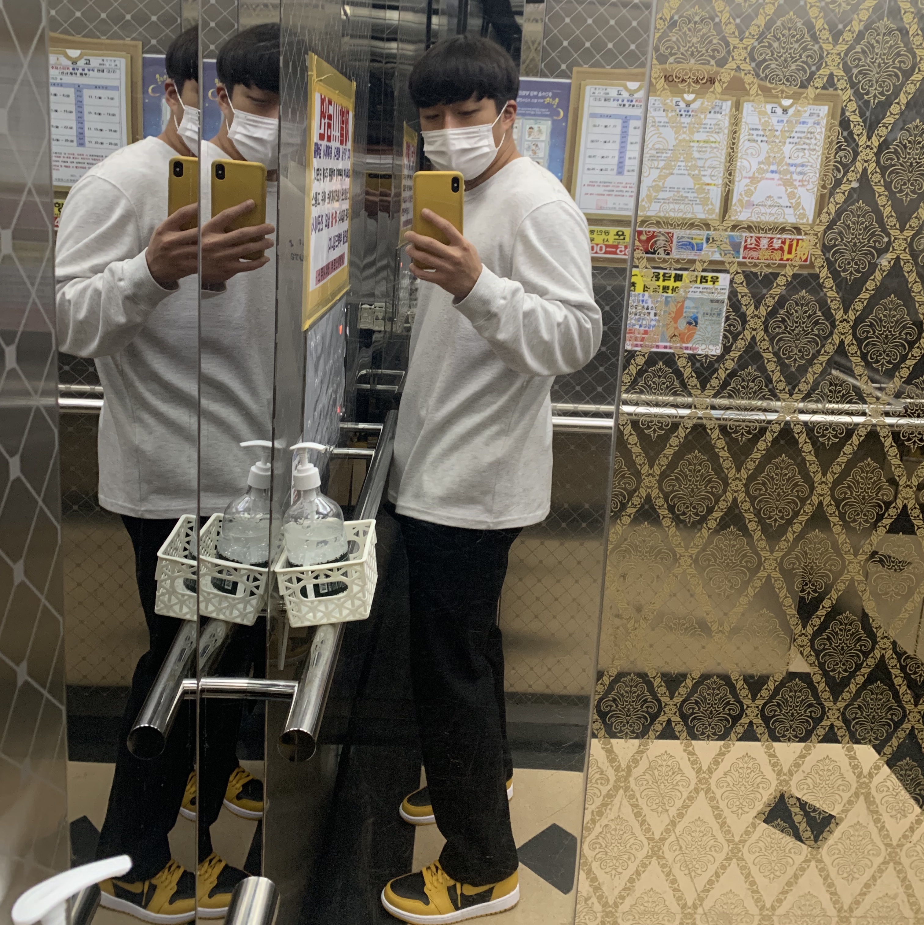 Jordan 1 Retro High OG Pollen, IAB Studio Long Sleeve Light Gray 착용 스타일