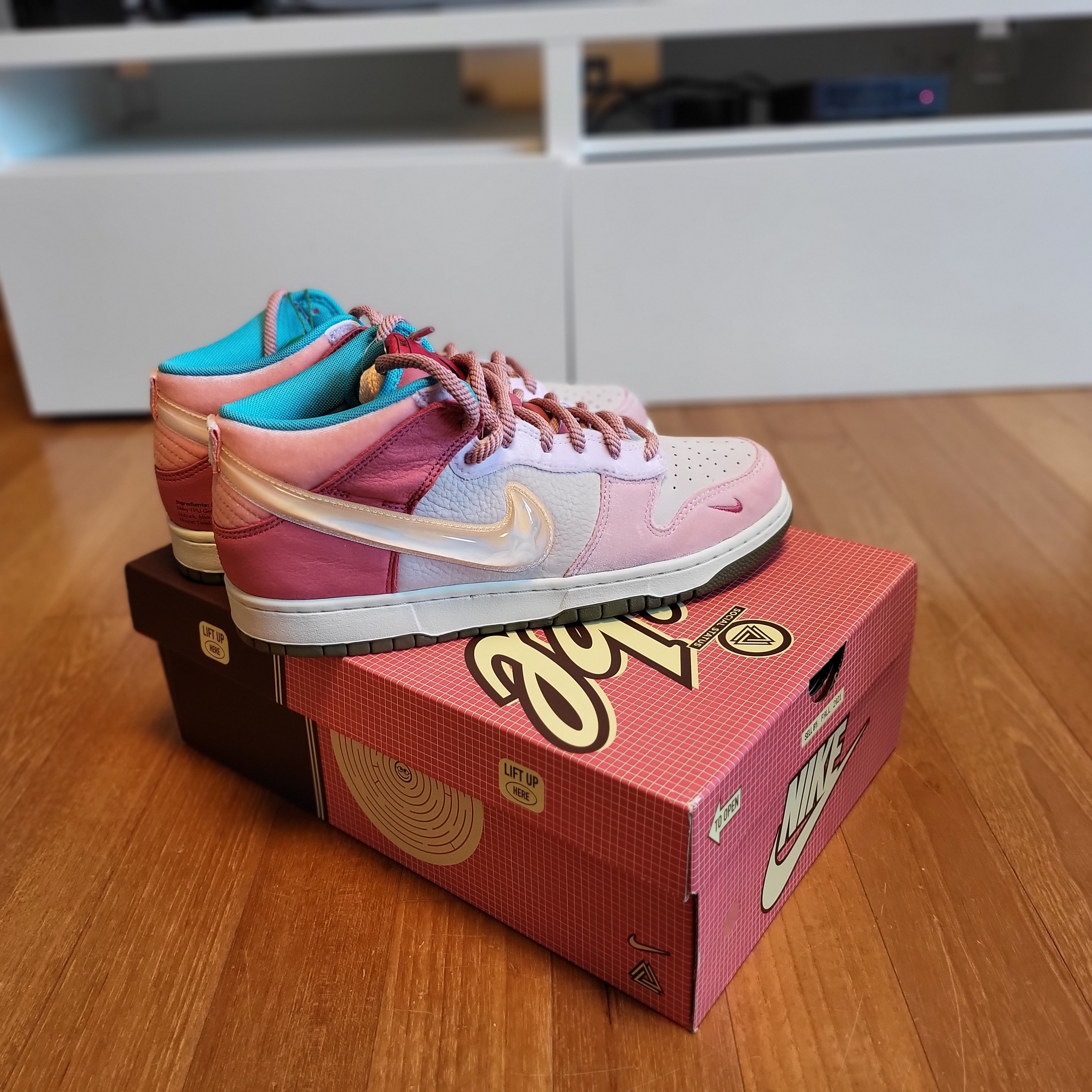 Nike x Social Status Dunk Mid Free Lunch Strawberry Milk 착용 스타일 - 1