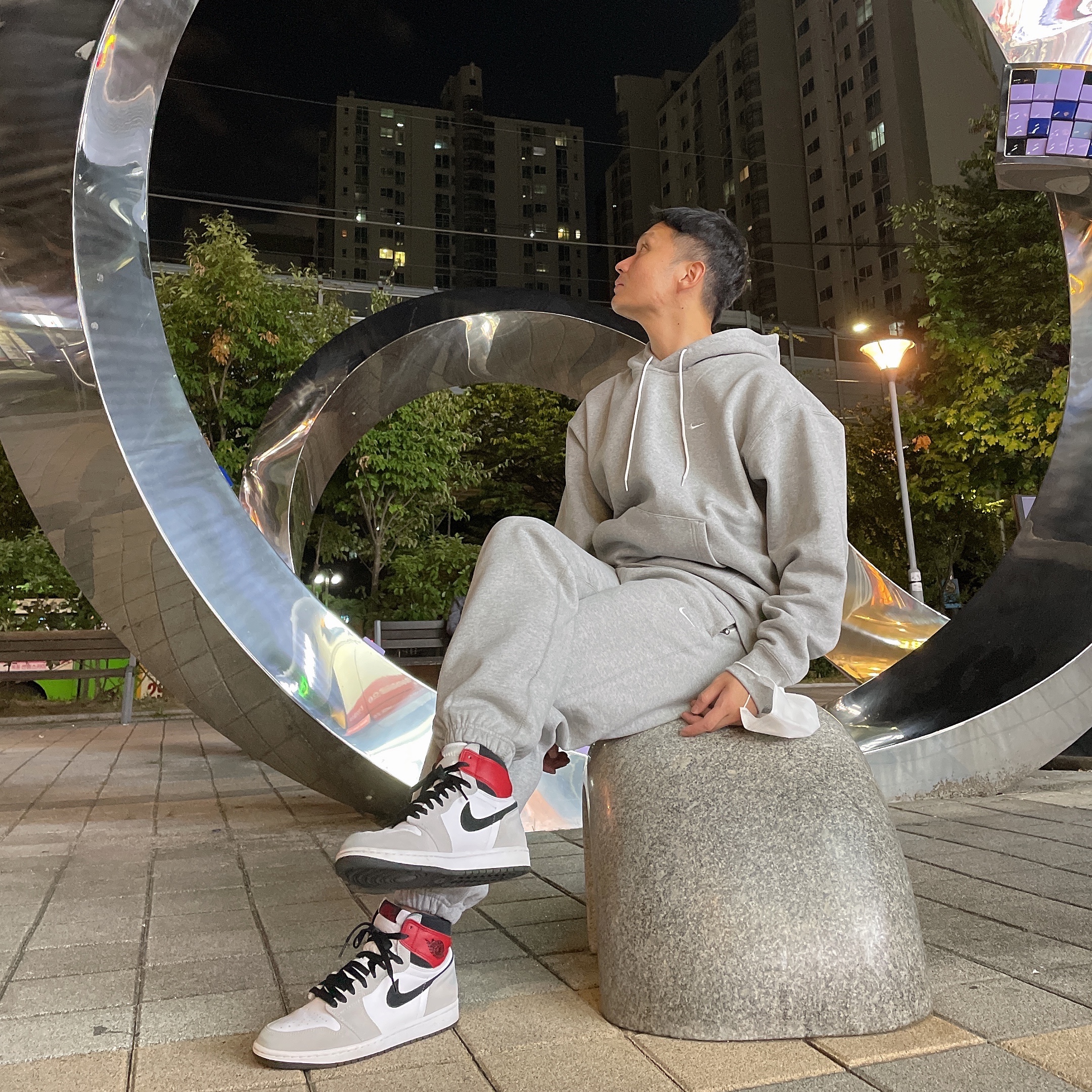 Jordan 1 Retro High OG Light Smoke Grey, Nike NRG Solo Swoosh Fleece Pants Dark Grey Heather - Asia 착용 스타일