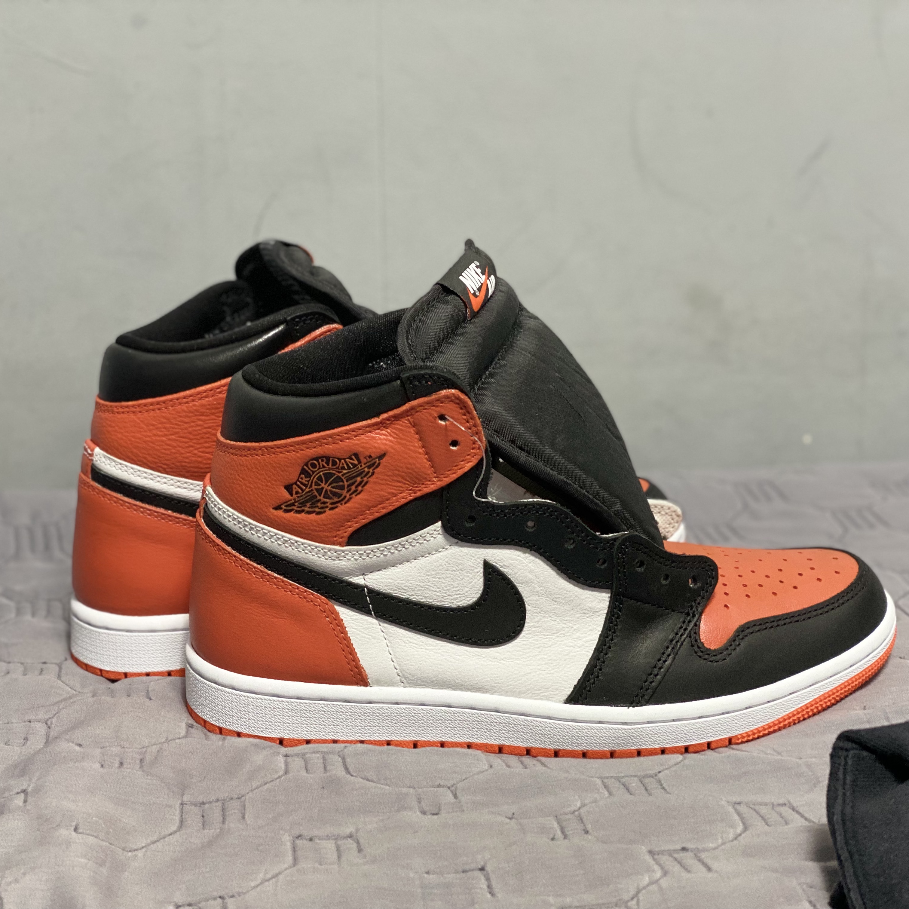 Jordan 1 Retro High OG Electro Orange 착용 스타일