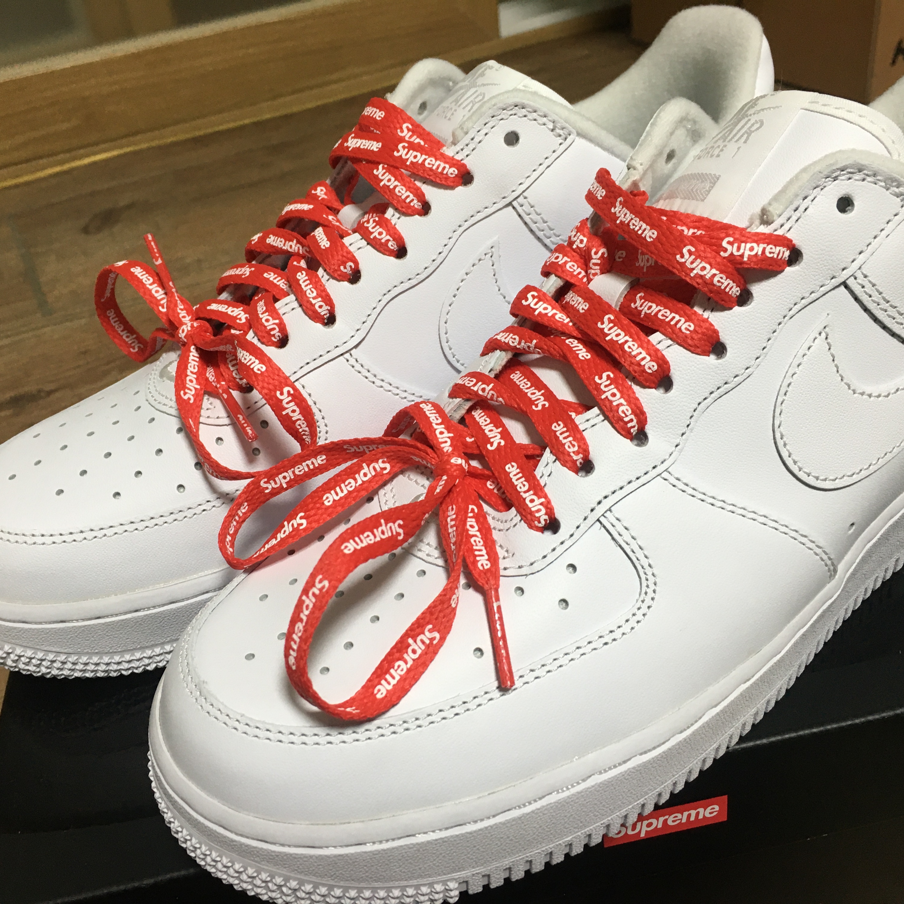 Nike x Supreme Air Force 1 Low White 착용 스타일 - 3