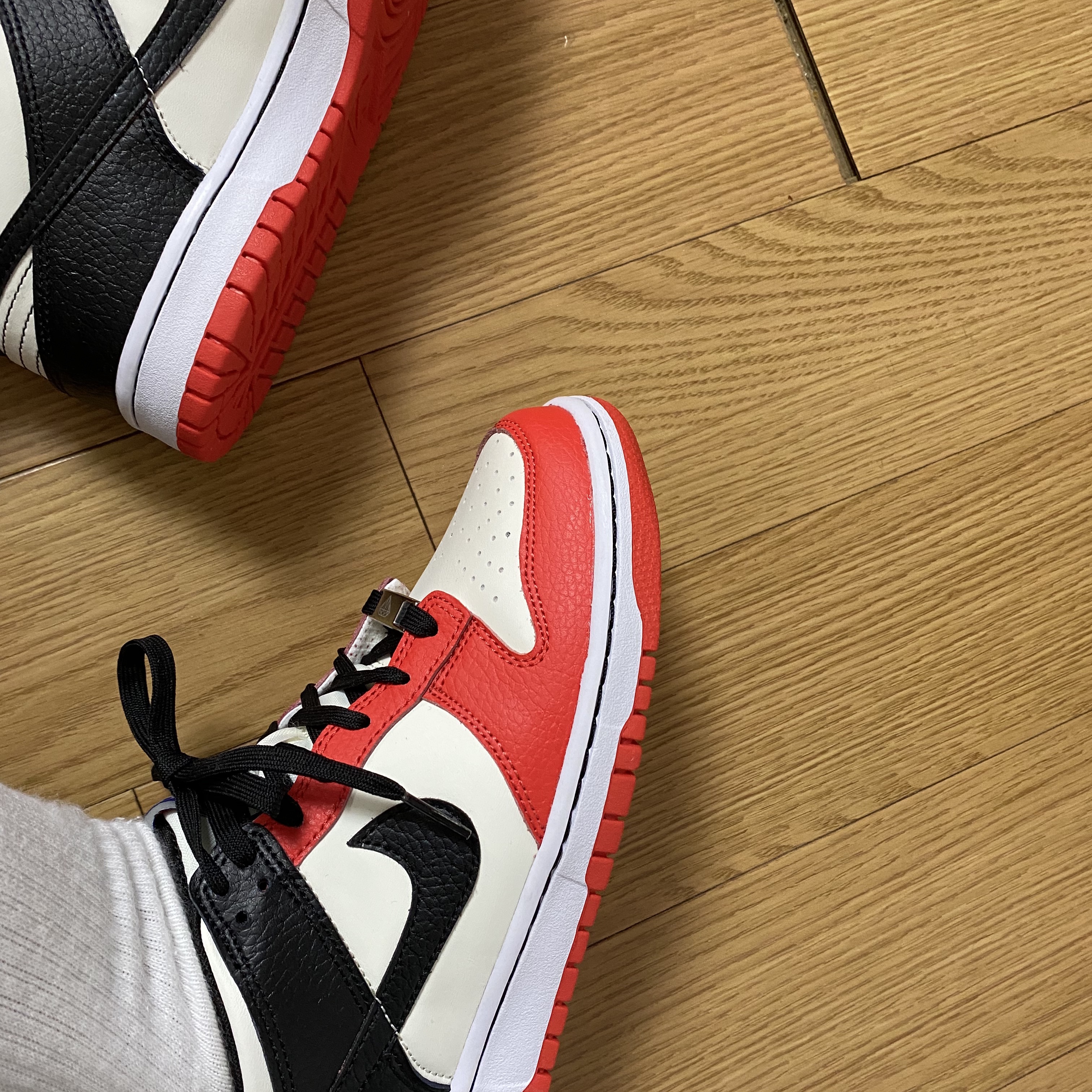 (GS) Nike x NBA Dunk Low Black and Chile Red 착용 스타일