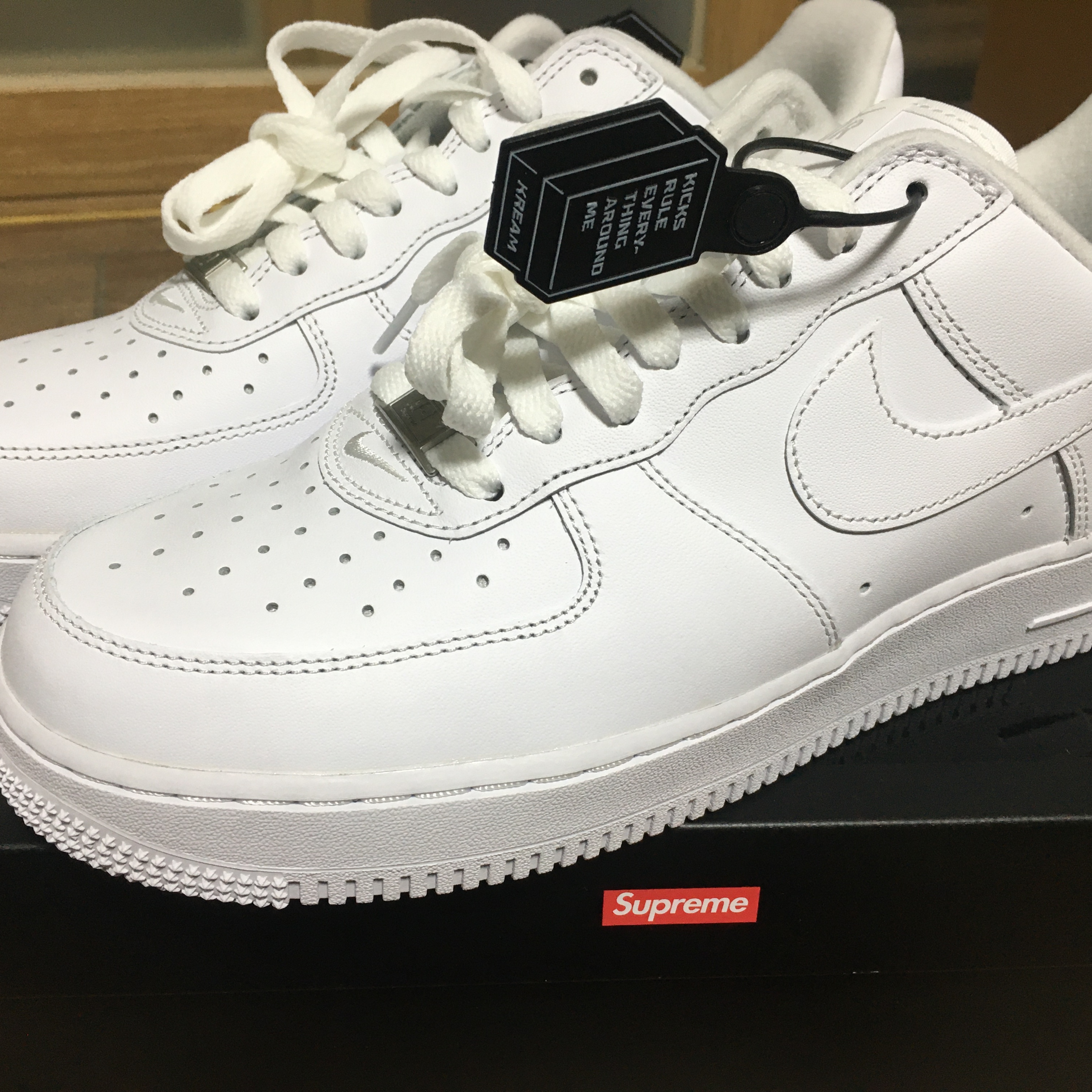 Nike x Supreme Air Force 1 Low White 착용 스타일 - 2