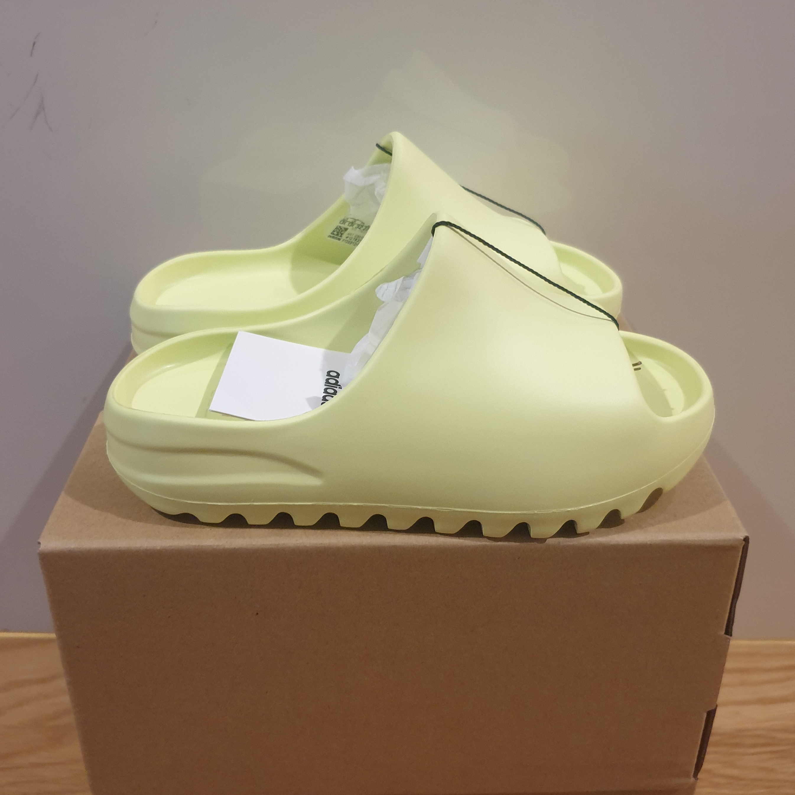 (Kids) Adidas Yeezy Slide Glow Green 착용 스타일 - 2