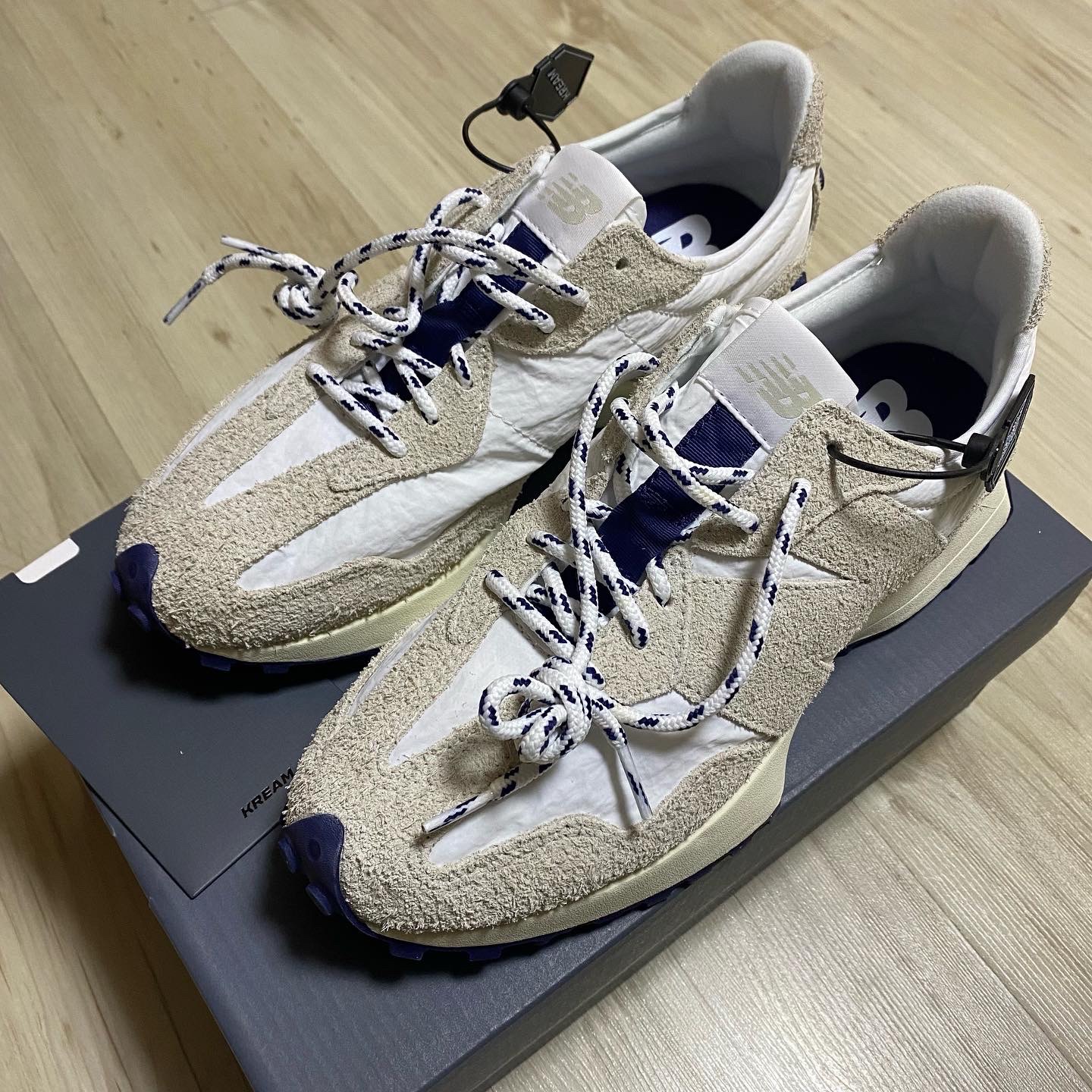 New Balance 327 Moonbeam White 착용 스타일 - 1