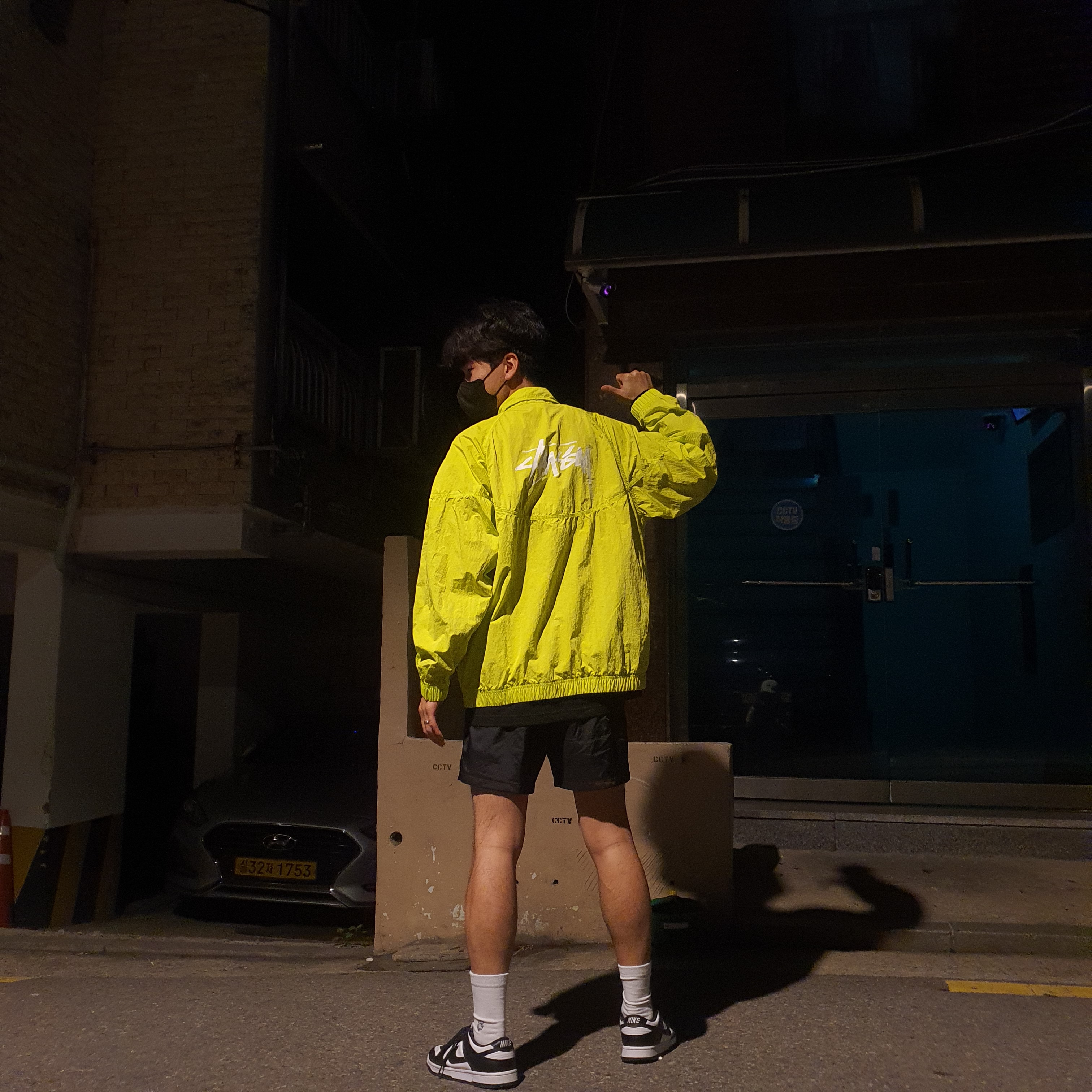 Nike x Stussy Windrunner Jacket Bright Cactus 착용 스타일