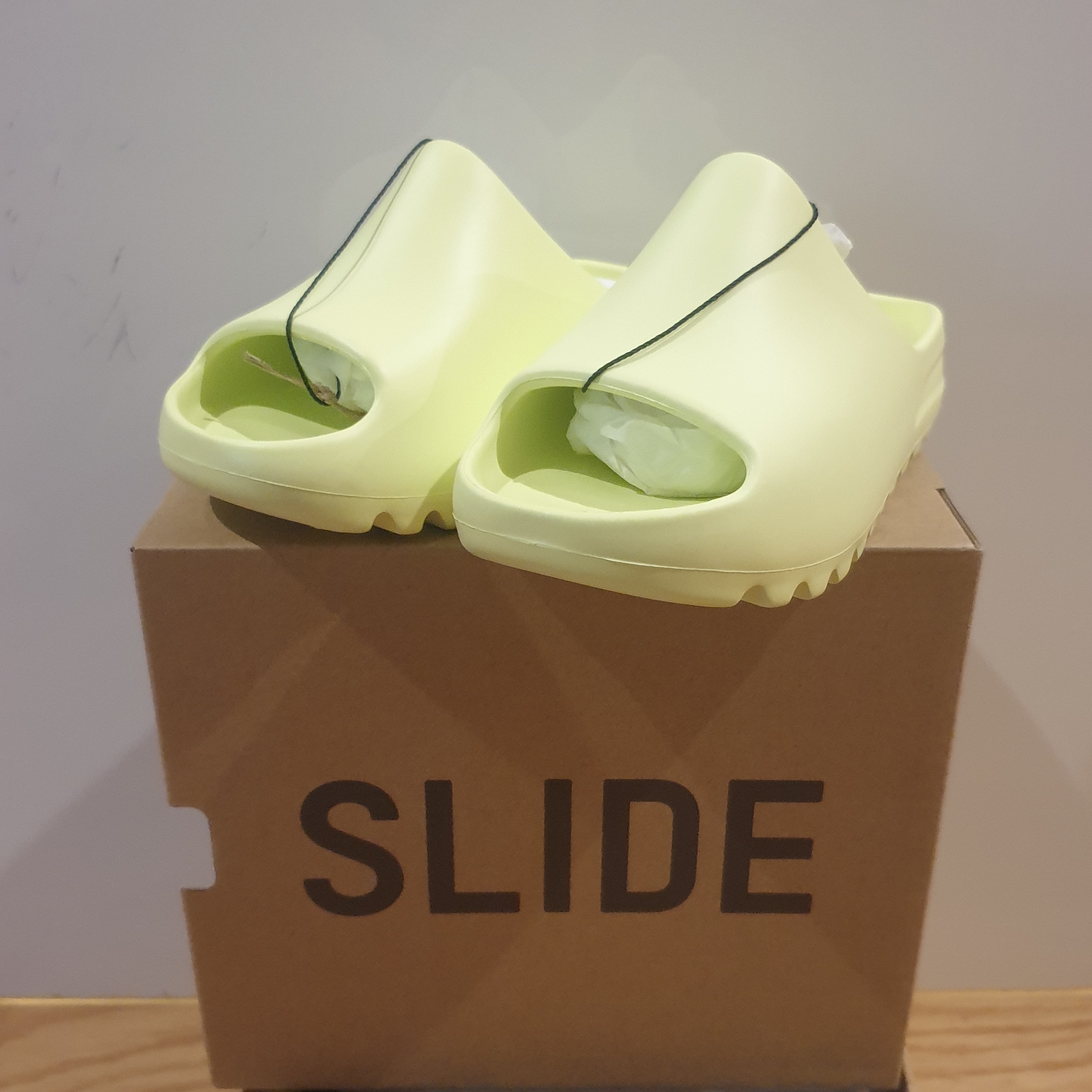 (Kids) Adidas Yeezy Slide Glow Green 착용 스타일 - 1