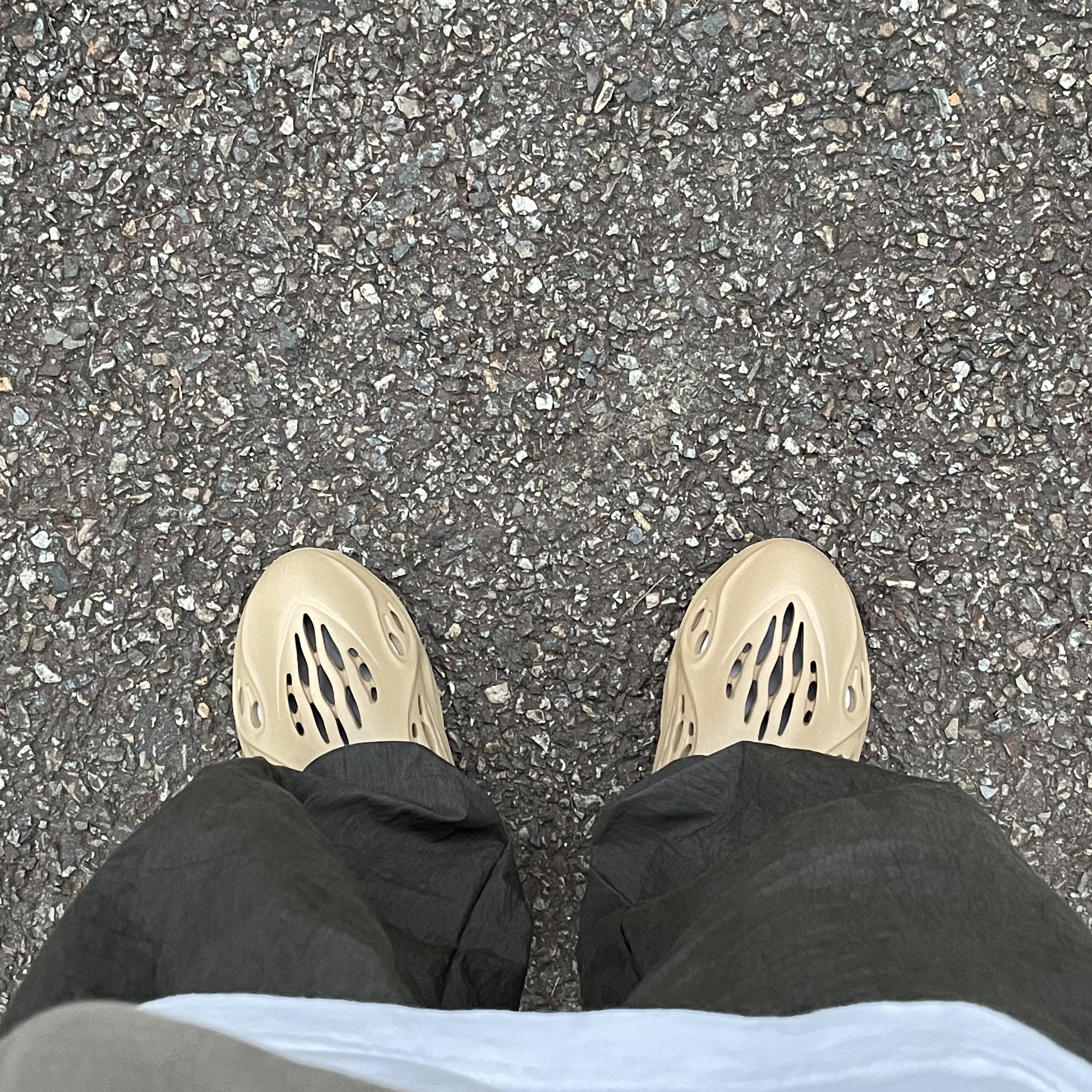 Adidas Yeezy Foam RNNR Ochre 착용 스타일