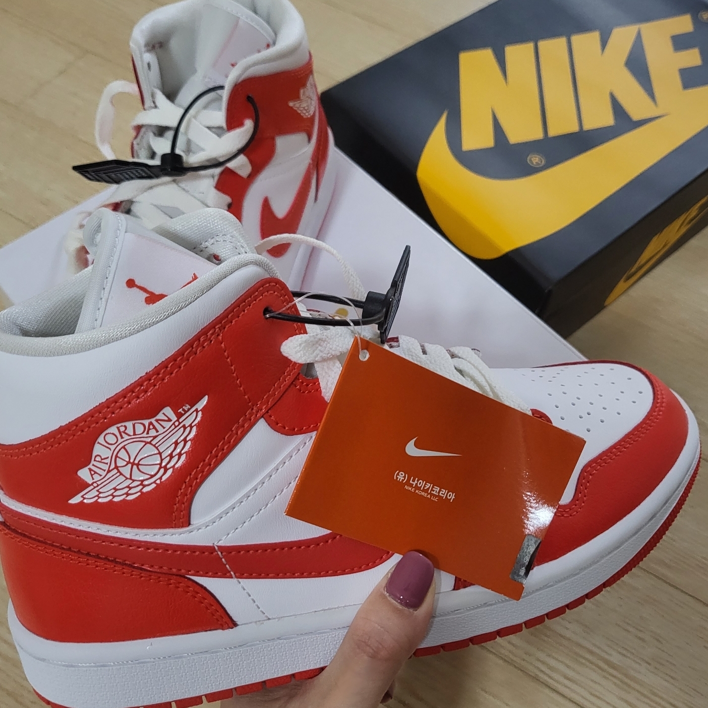 (W) Jordan 1 Mid Habanero Red 착용 스타일
