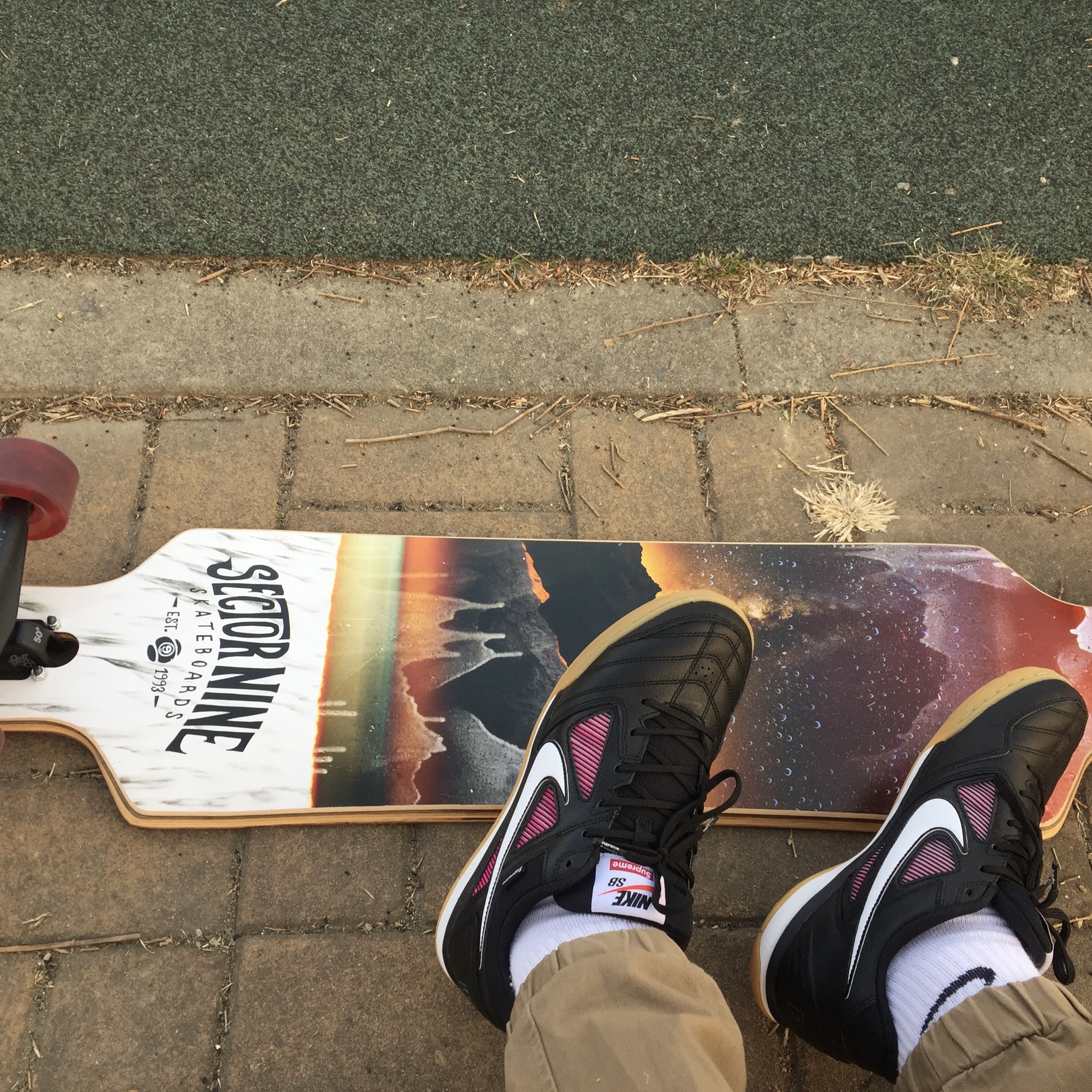 Nike x Supreme SB Gato Black 착용 스타일