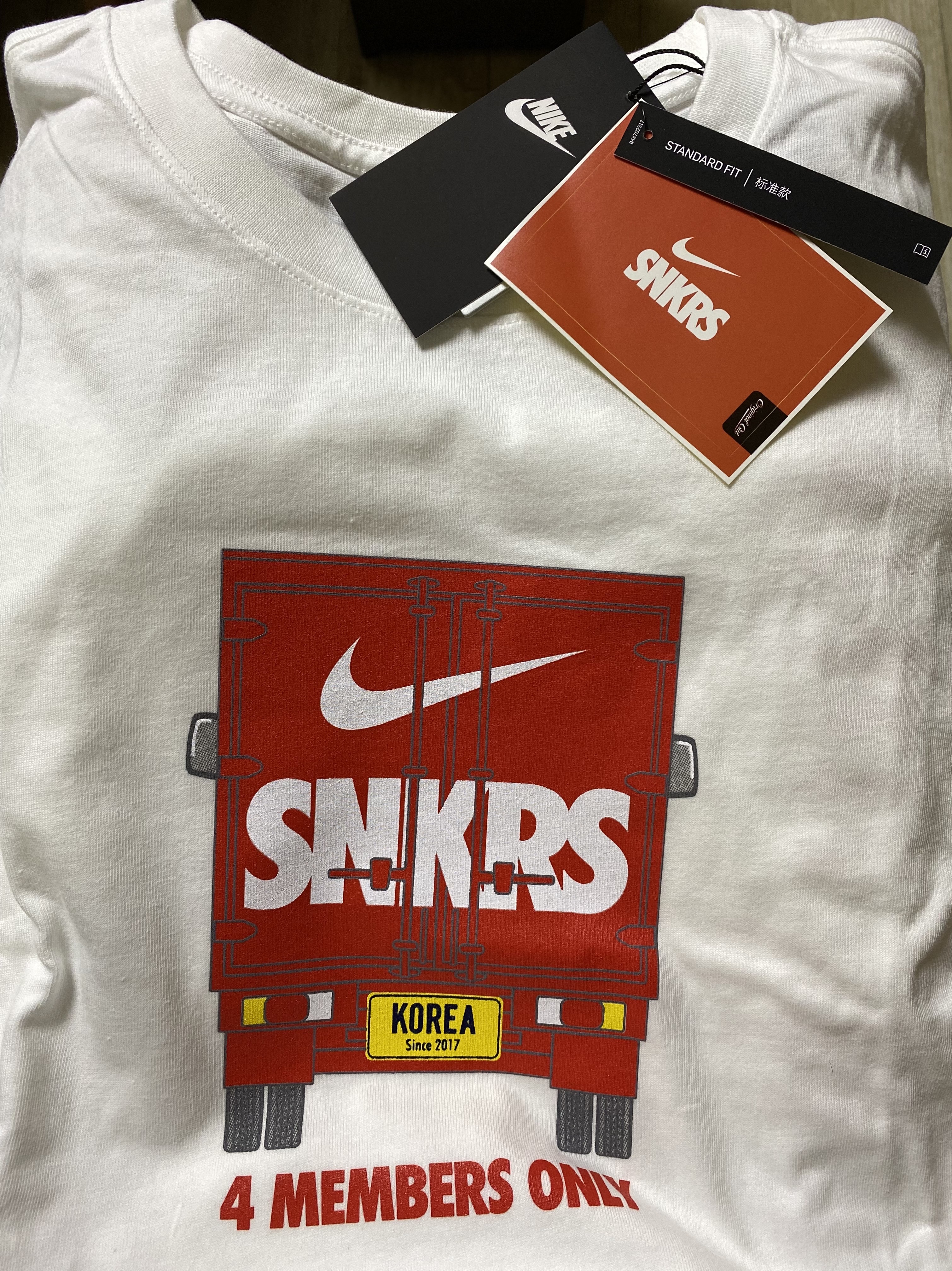 Nike SNKRS 4th Anniversary Members Only T-Shirt White (CZ6366-100) 착용 스타일