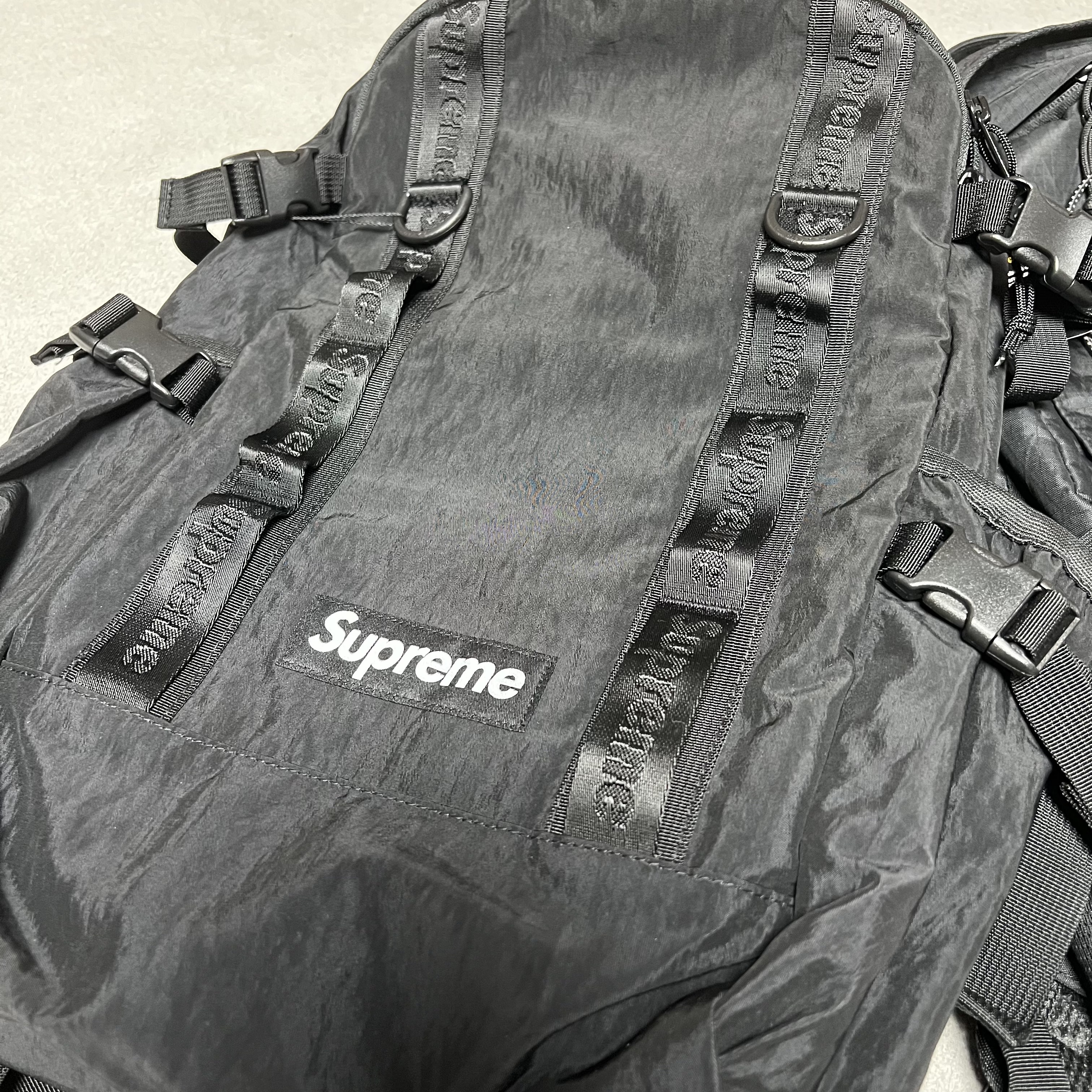 Supreme Backpack Black - 20FW, Supreme Backpack Black - 18FW 착용 스타일 - 2