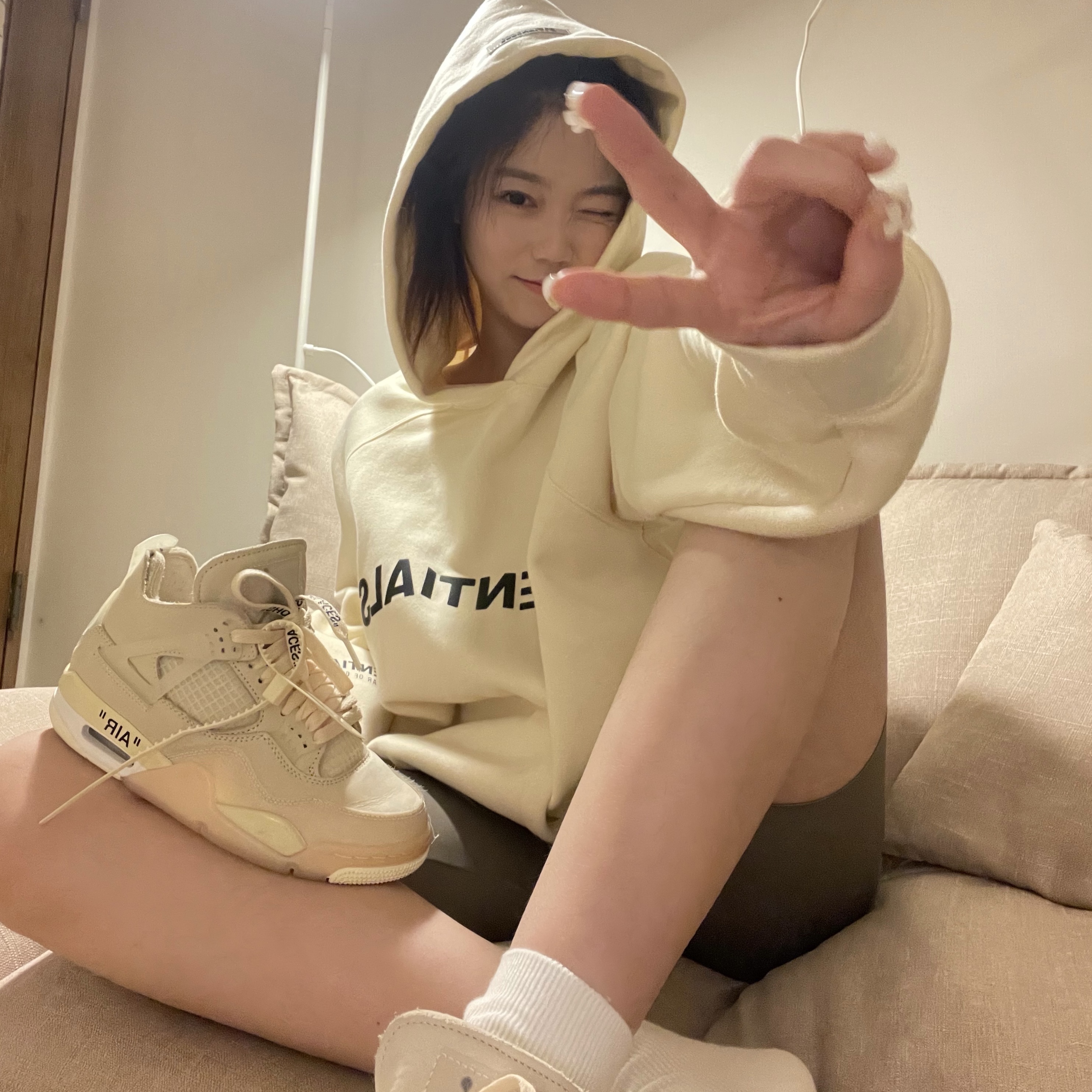 (W) Jordan 4 x Off-White Retro SP Sail, Essentials 3D Silicon Applique Pullover Hoodie Buttercream 2020 착용 스타일
