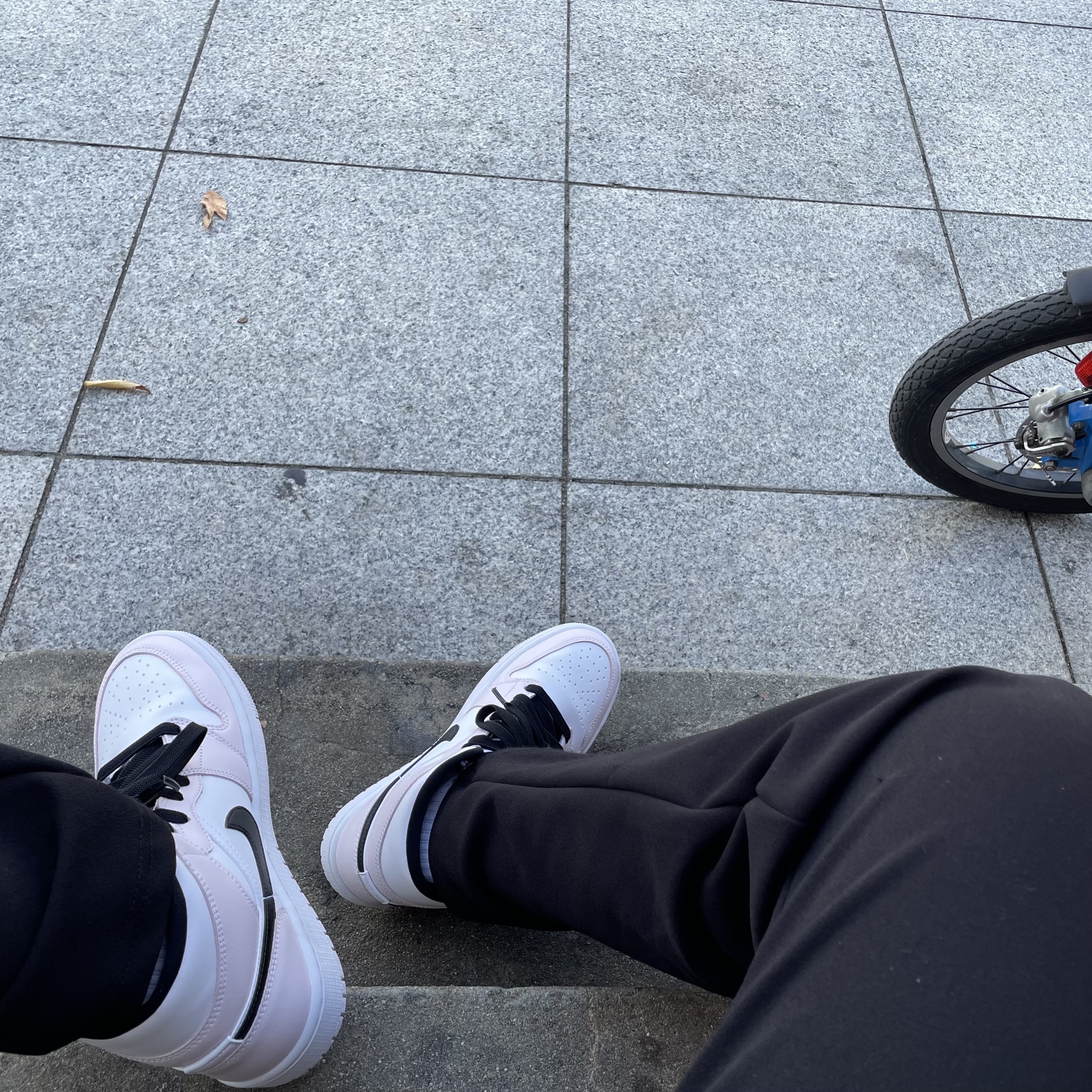 (W) Jordan 1 Mid Barely Rose 착용 스타일 - 1