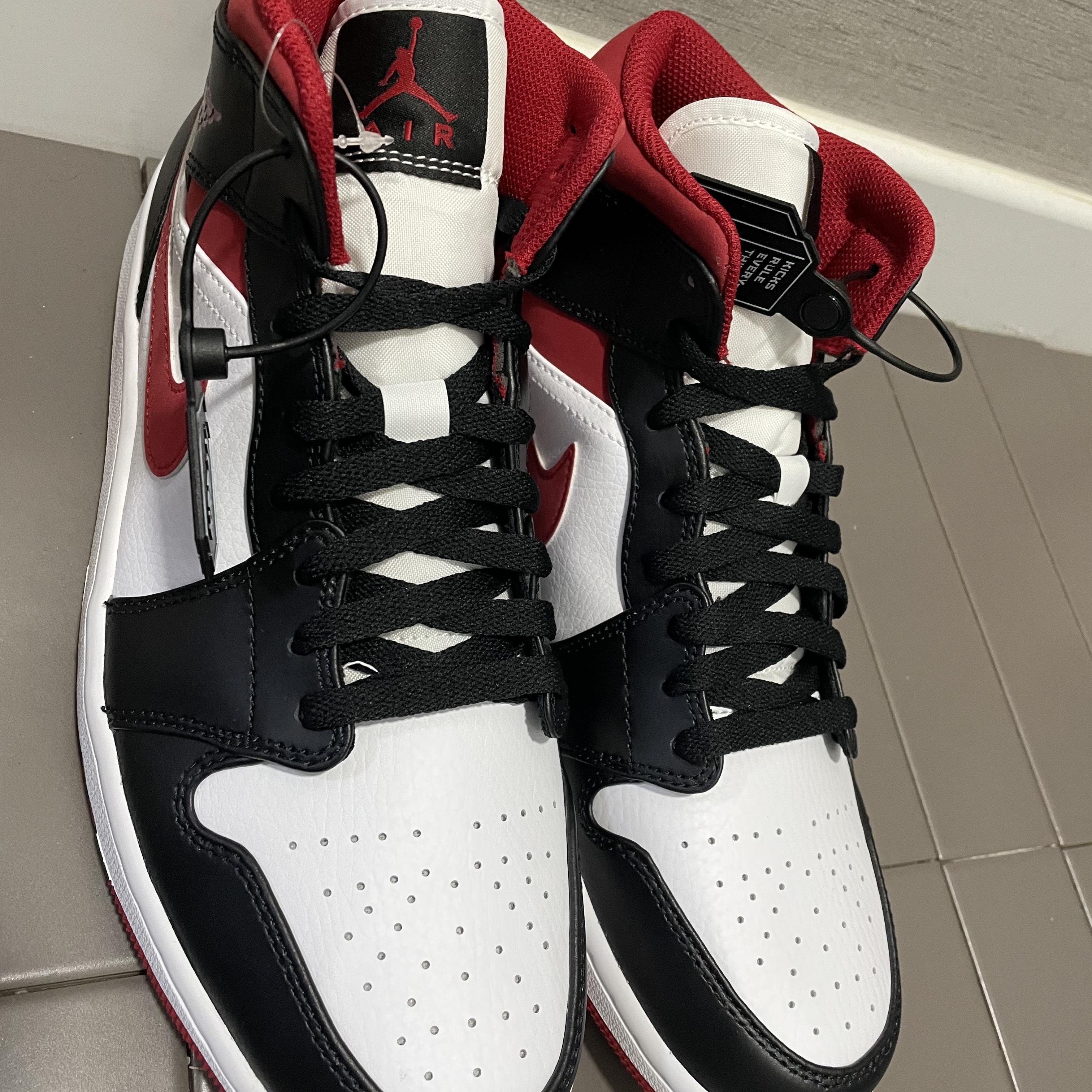 Jordan 1 Mid Gym Red Black White 착용 스타일 - 1