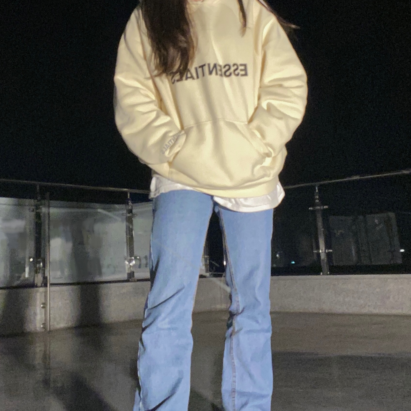 Essentials 3D Silicon Applique Pullover Hoodie Buttercream 2020 착용 스타일 - 1