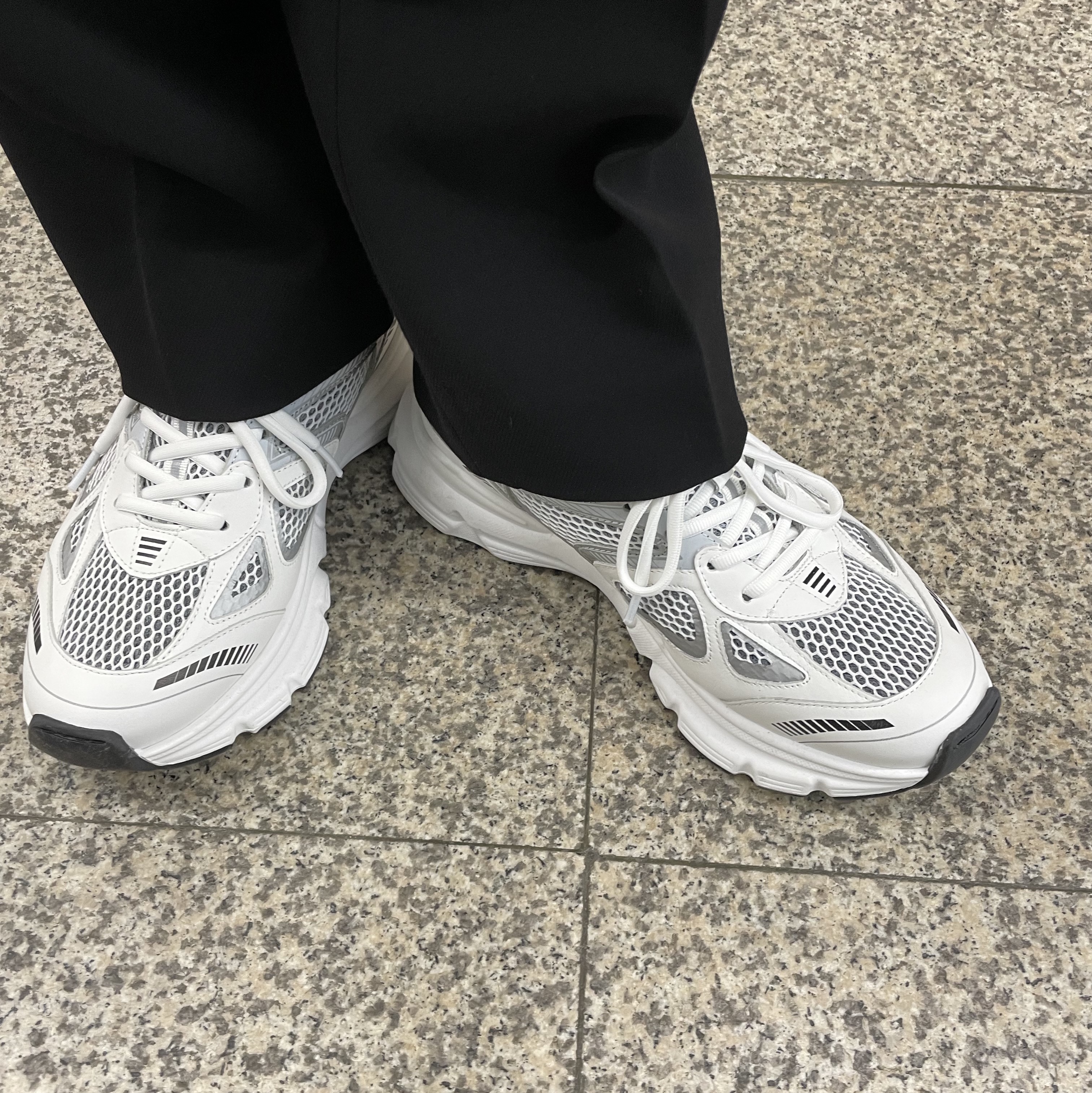 Axel Arigato Marathon Runner White Silver 착용 스타일