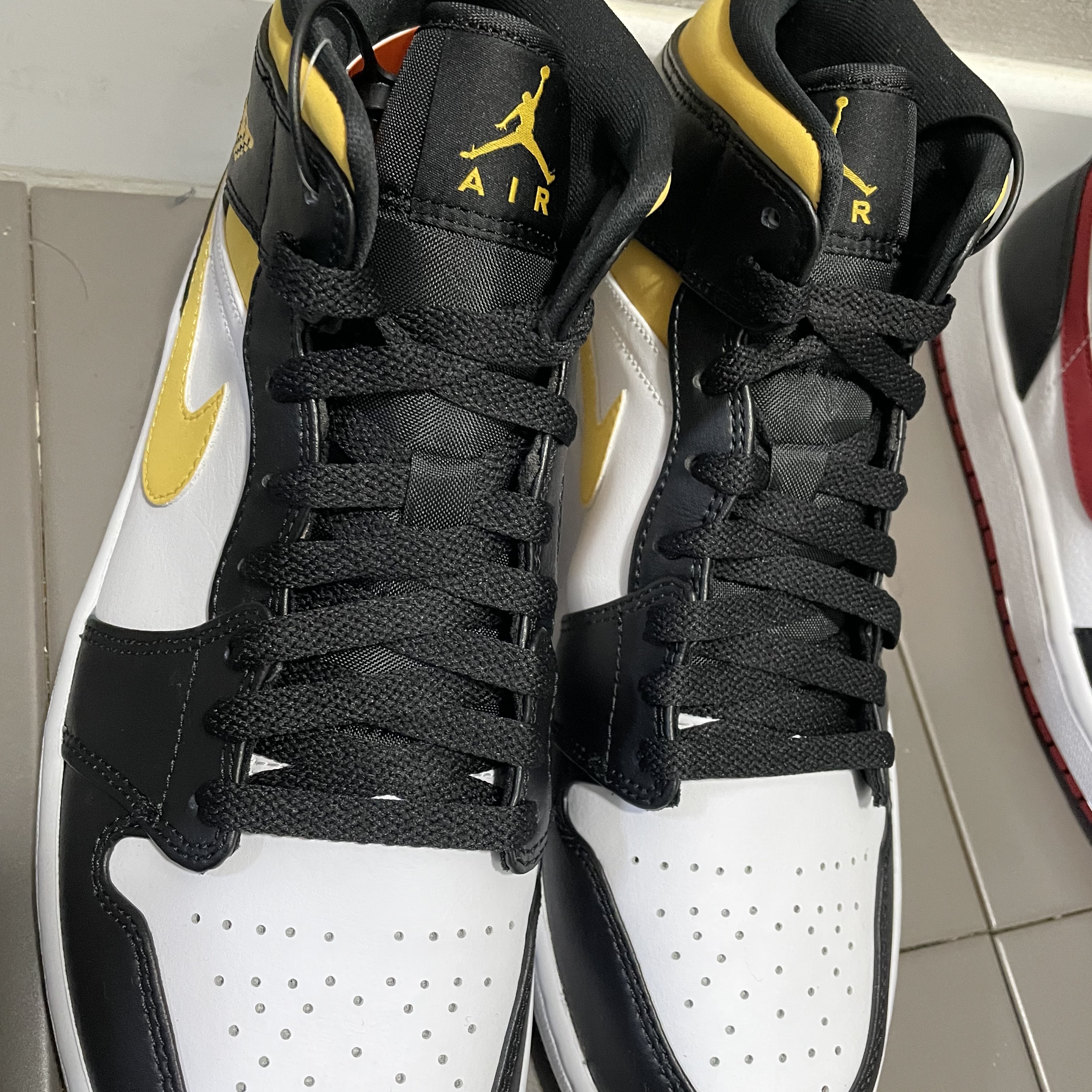Jordan 1 Mid Gym Red Black White 착용 스타일 - 2