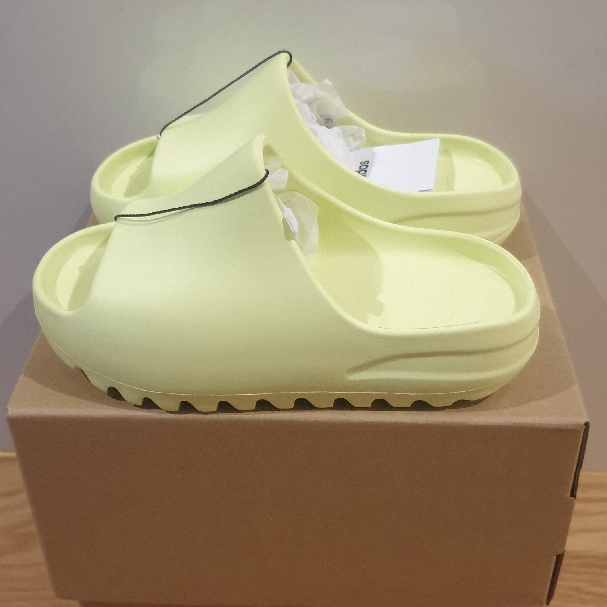 (Kids) Adidas Yeezy Slide Glow Green 착용 스타일 - 3