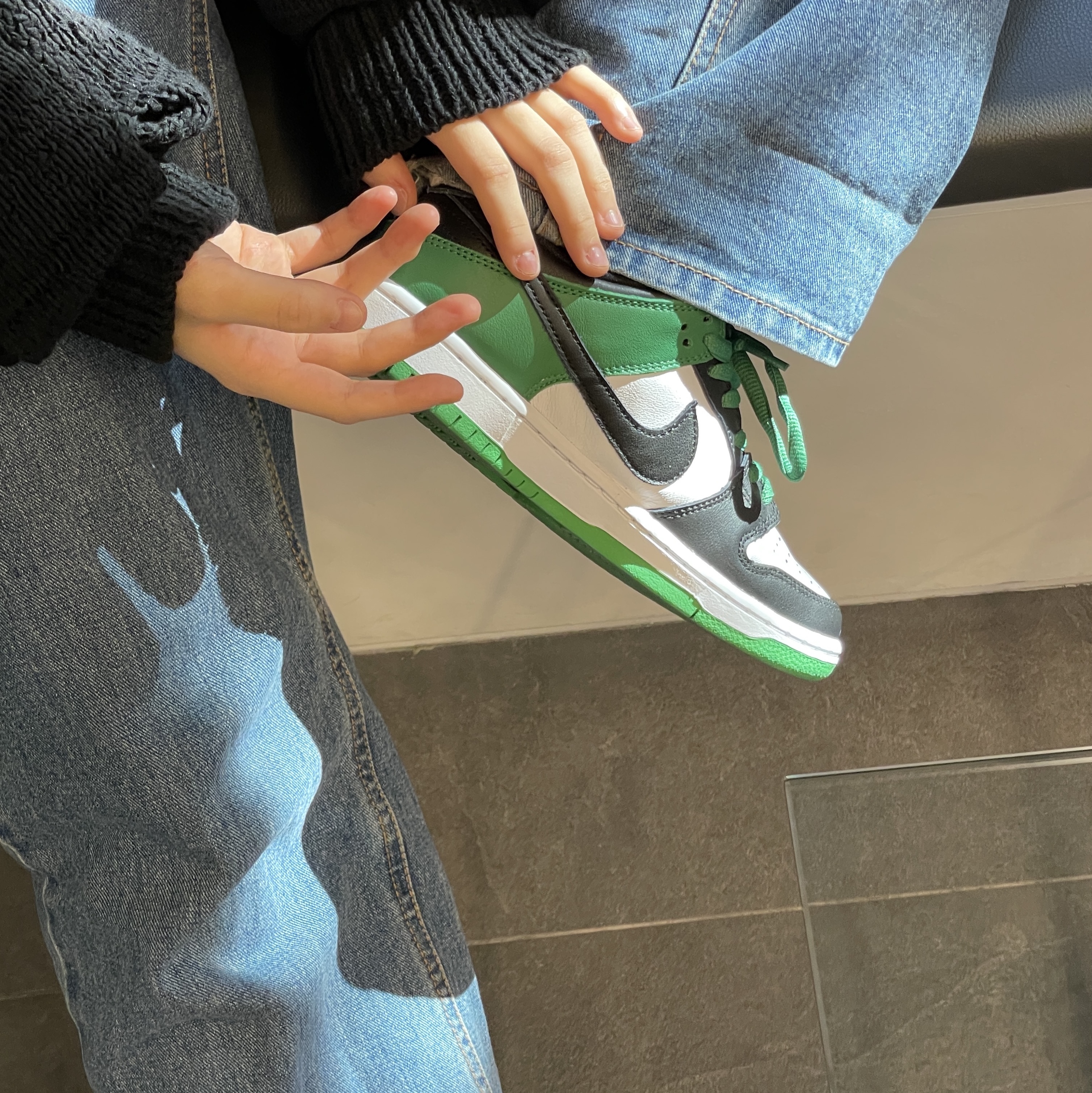 Nike SB Dunk Low Pro Black and Classic Green 착용 스타일 - 3