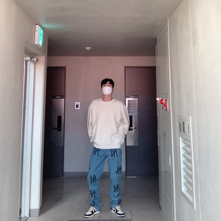Supreme x New York Yankees Regular Jean Washed Blue - 21FW, Jordan 1 x Travis Scott x Fragment Retro Low OG SP Military Blue 착용 스타일