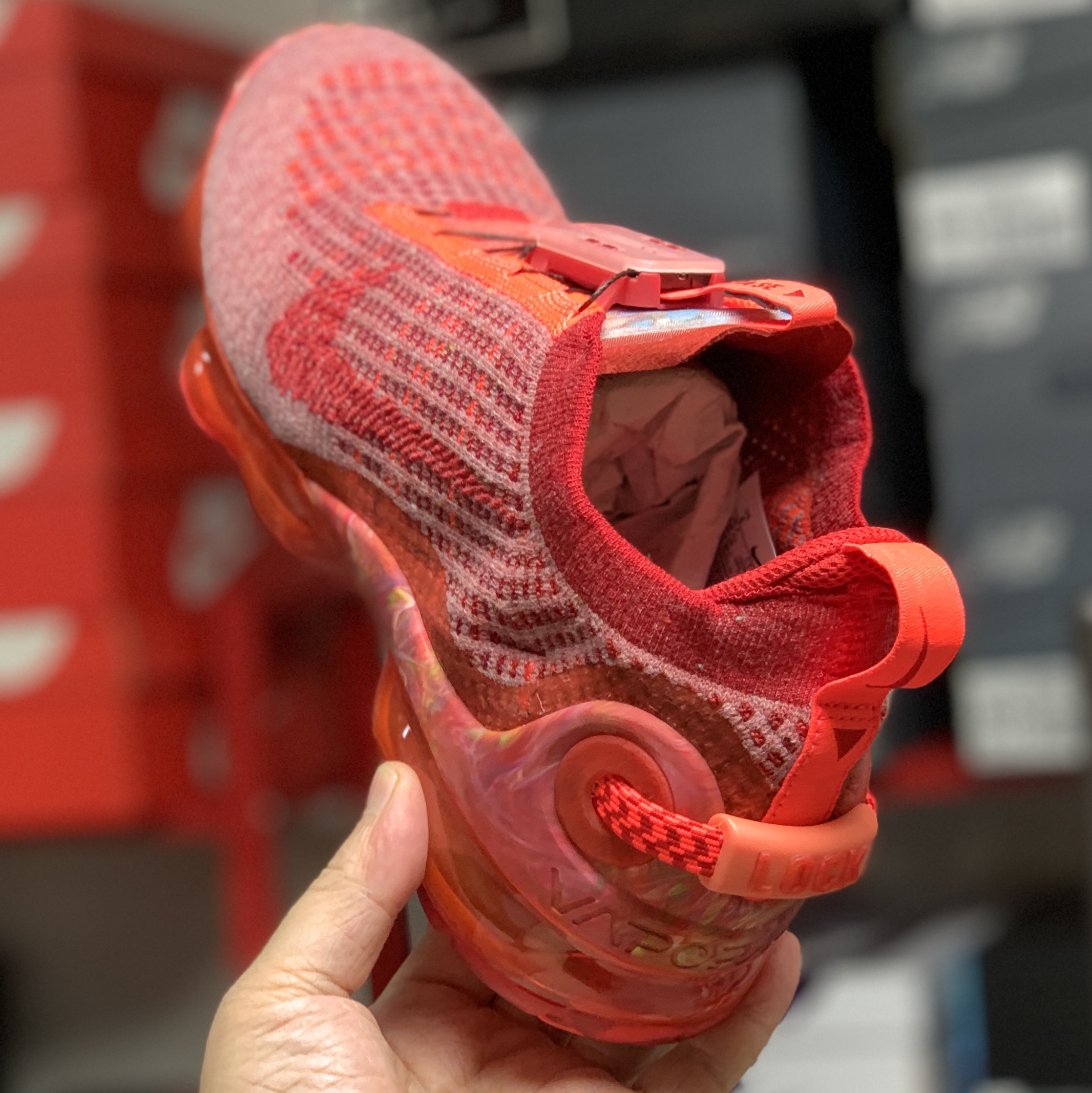 Nike Air VaporMax 2020 Flyknit Team Red 착용 스타일 - 2