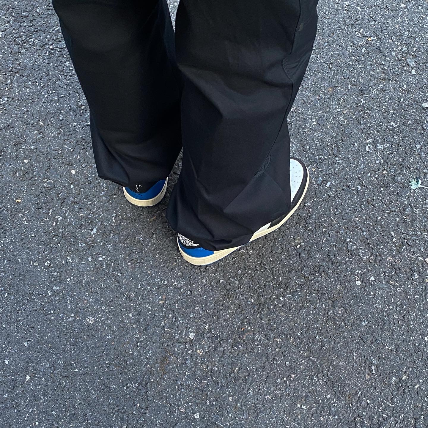 Jordan 1 x Travis Scott x Fragment Retro Low OG SP Military Blue, Nike x Off-White NRG Pants Black 착용 스타일 - 4