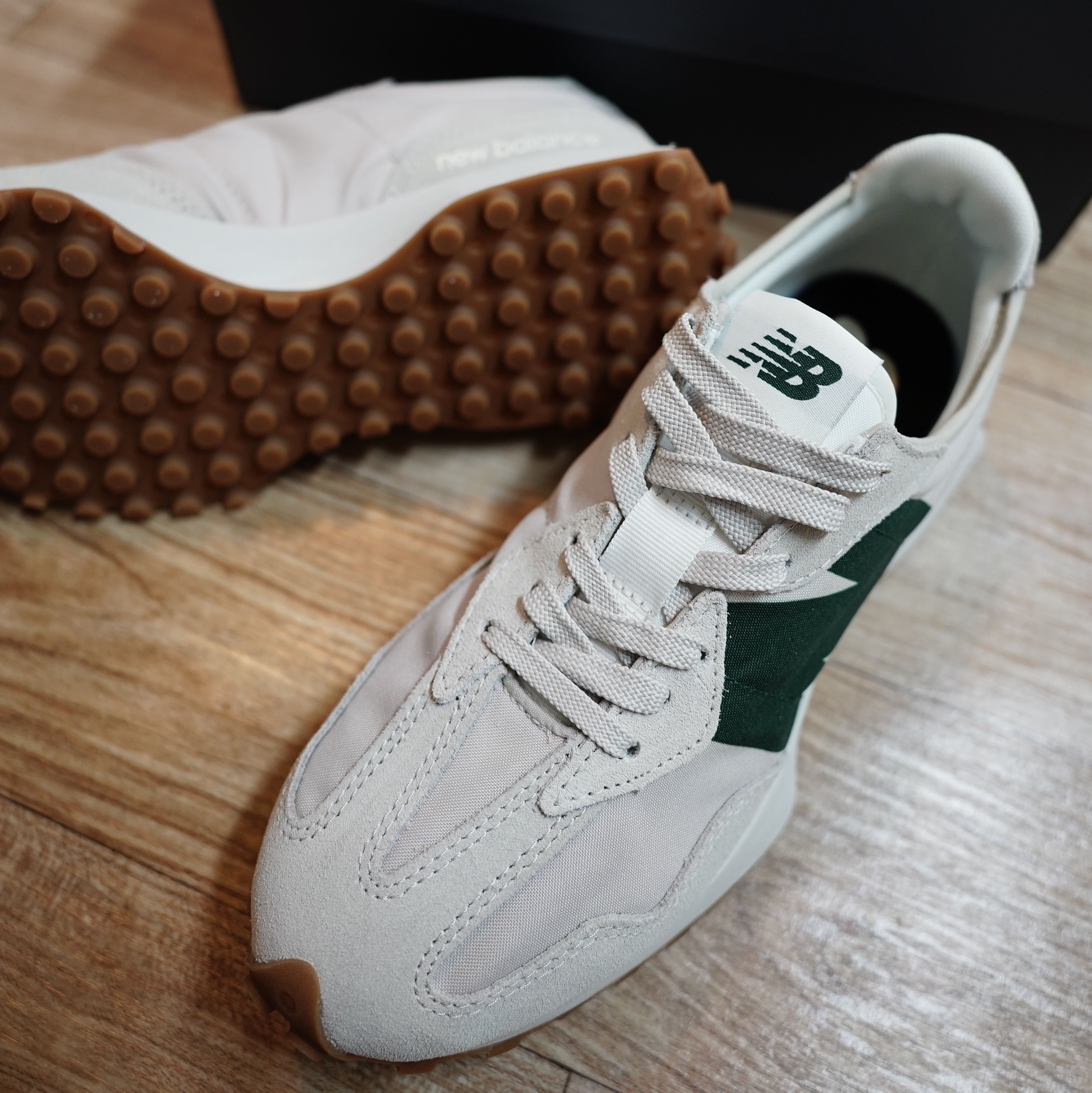 New Balance 327 Timberwolf 착용 스타일 - 3