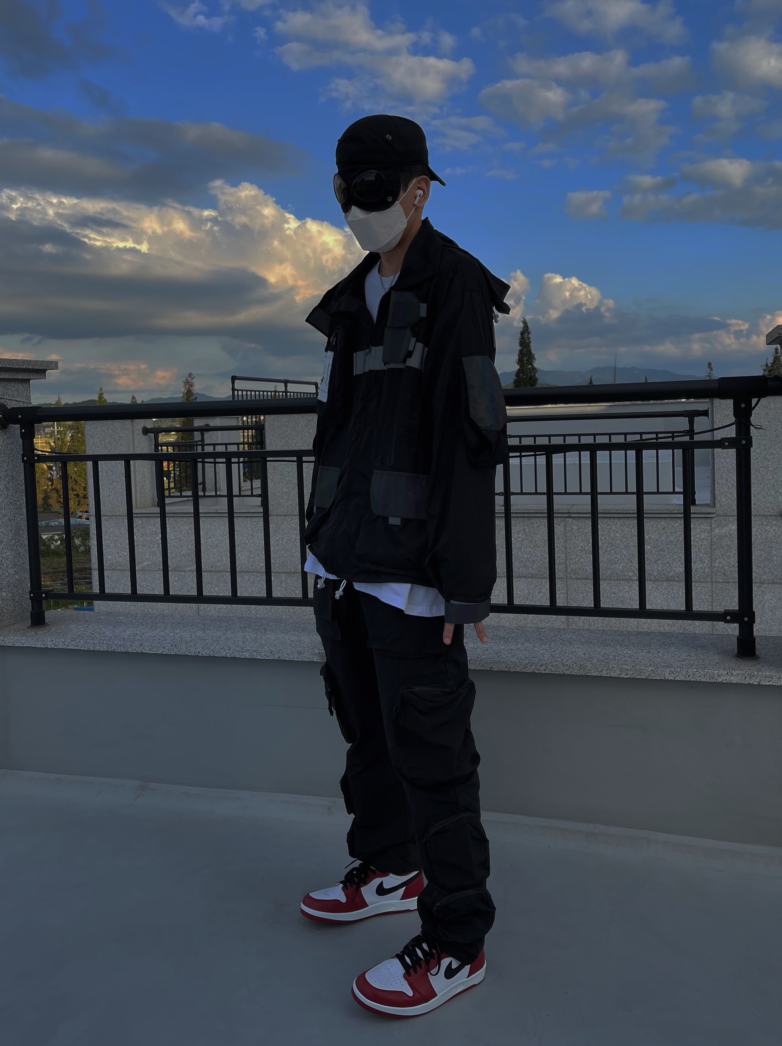 Jordan 1.5 Retro Chicago 2015, Stussy World Tour T-Shirt White 착용 스타일