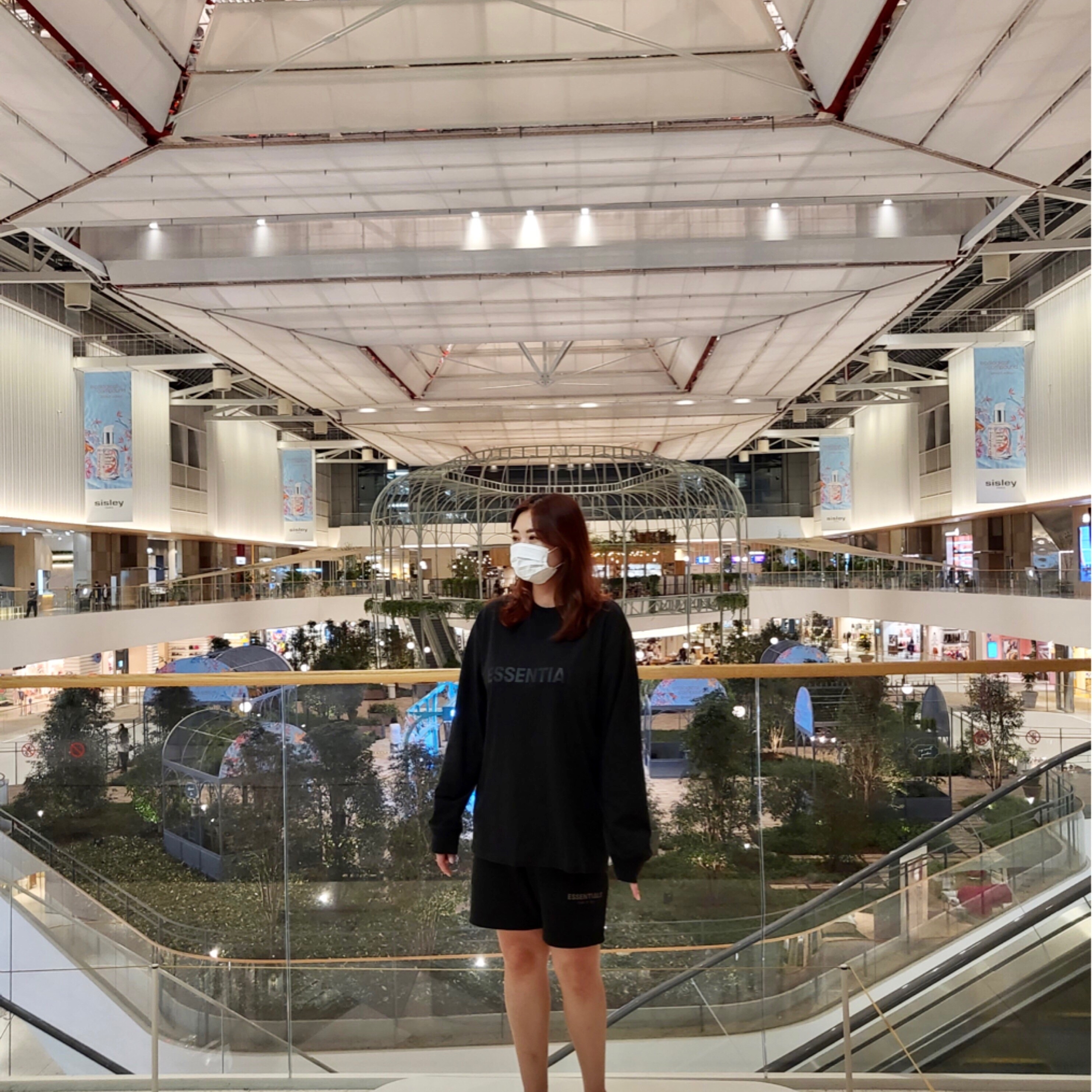 Essentials Sweatshorts Black - 21SS, Essentials 3D Silicon Applique Boxy Long Sleeve T-Shirt Weathered Black - 20FW 착용 스타일