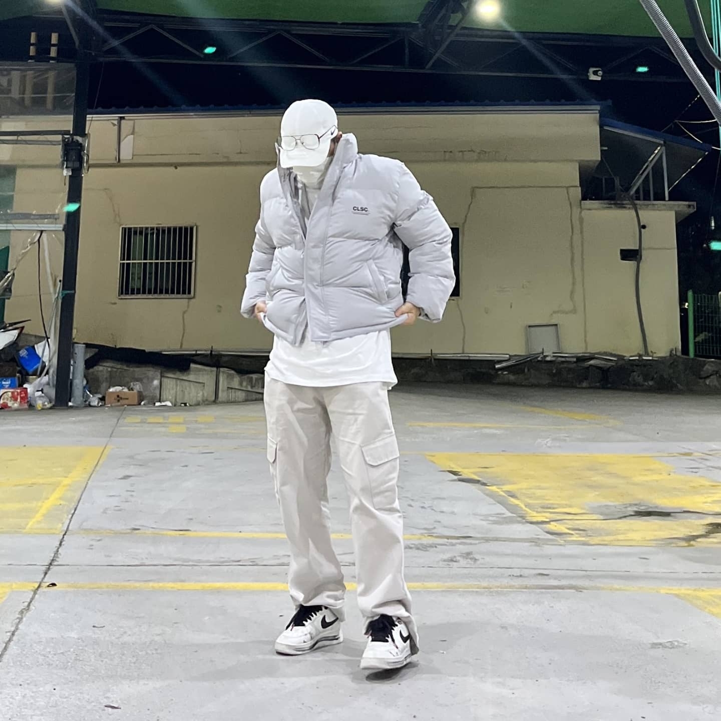 Nike x Peaceminusone Air Force 1 Low Para-Noise 2.0, Nike x Drake Nocta Cardinal Stock Essential Cap White 착용 스타일 - 3