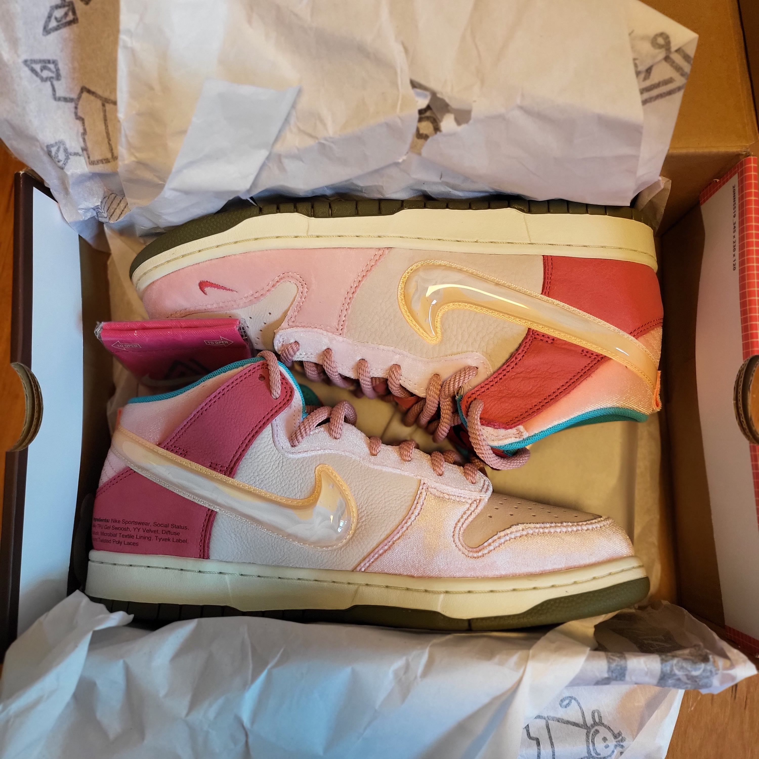 Nike x Social Status Dunk Mid Free Lunch Strawberry Milk 착용 스타일 - 2