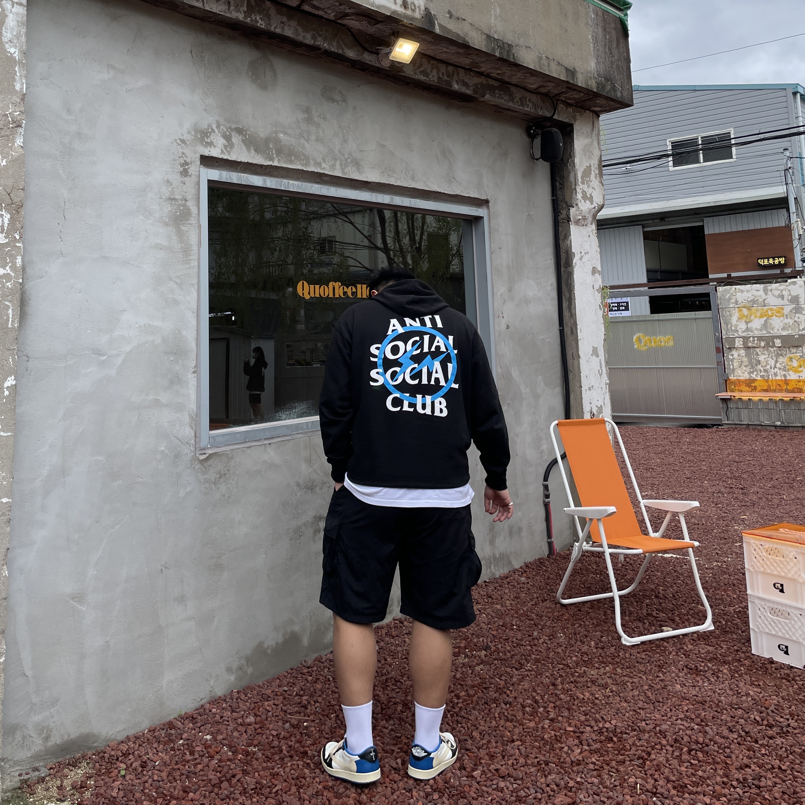 Jordan 1 x Travis Scott x Fragment Retro Low OG SP Military Blue, Anti Social Social Club x Fragment Bolt Hoodie Blue 착용 스타일 - 1
