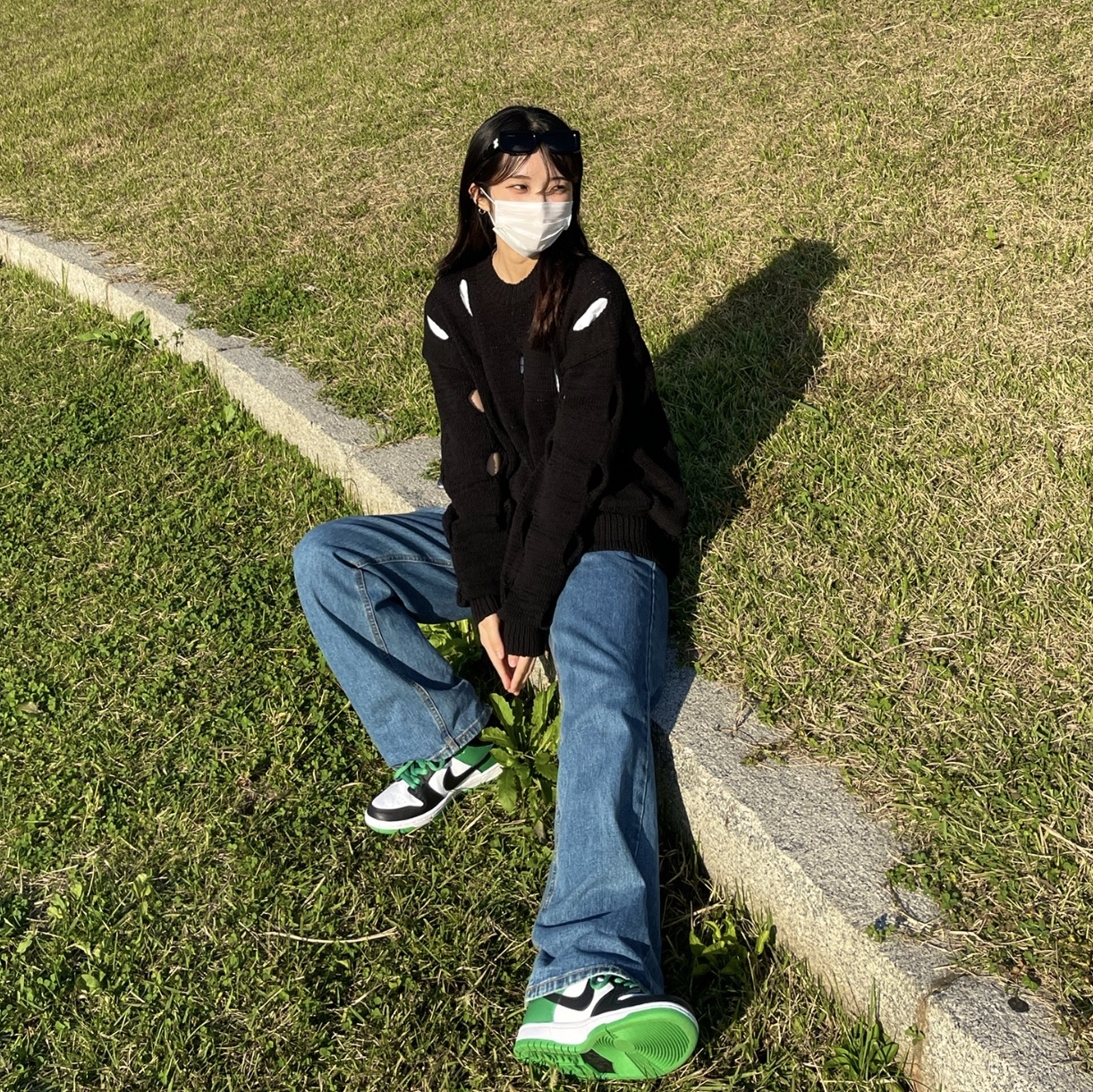 Nike SB Dunk Low Pro Black and Classic Green 착용 스타일 - 1