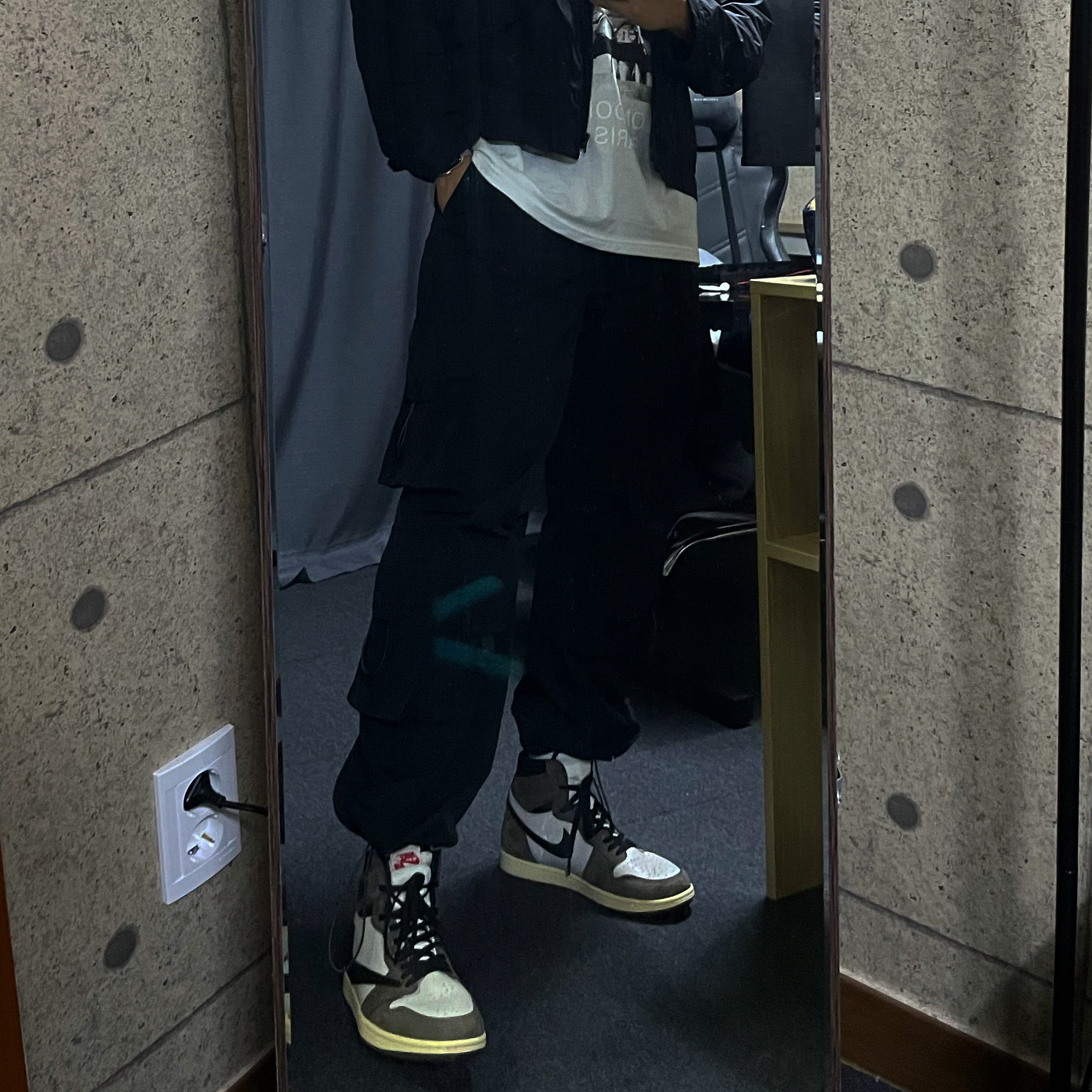 Jordan 1 x Travis Scott Retro High OG SP Mocha, Stussy x Rick Owens 40 WT T-Shirt 착용 스타일