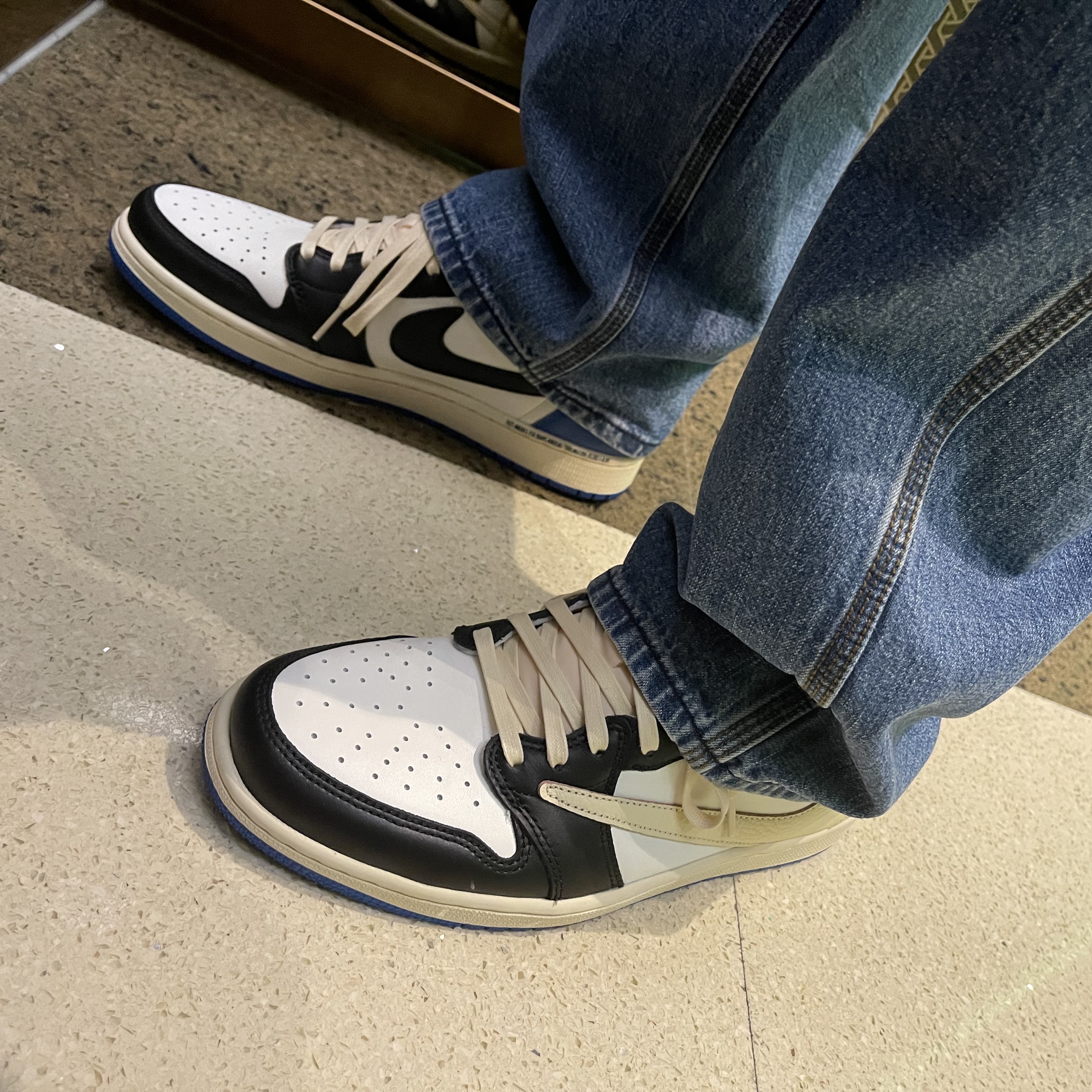 Jordan 1 x Travis Scott x Fragment Retro Low OG SP Military Blue 착용 스타일 - 3