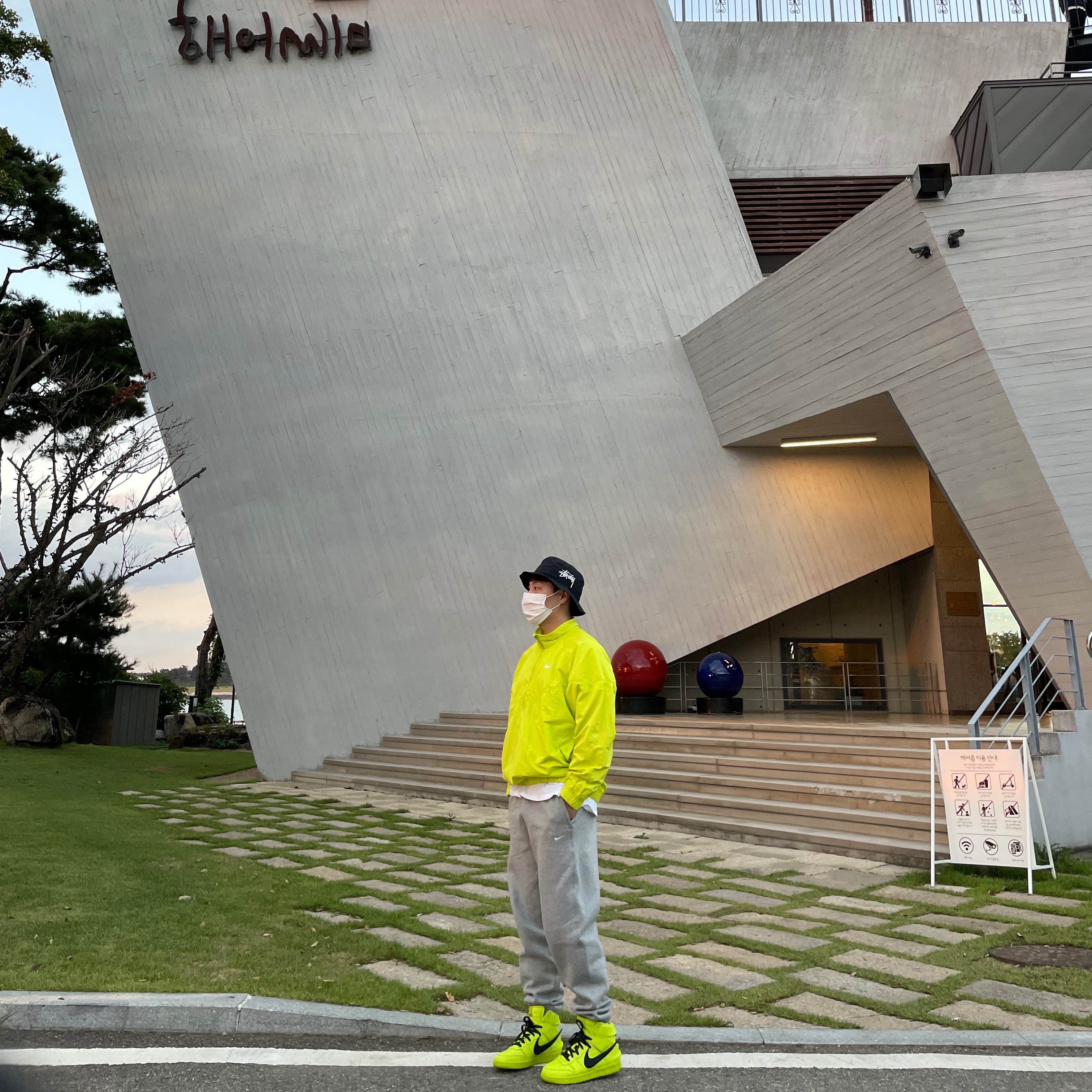 Nike x Stussy Bucket Hat Black, Nike x Stussy Windrunner Jacket Bright Cactus 착용 스타일