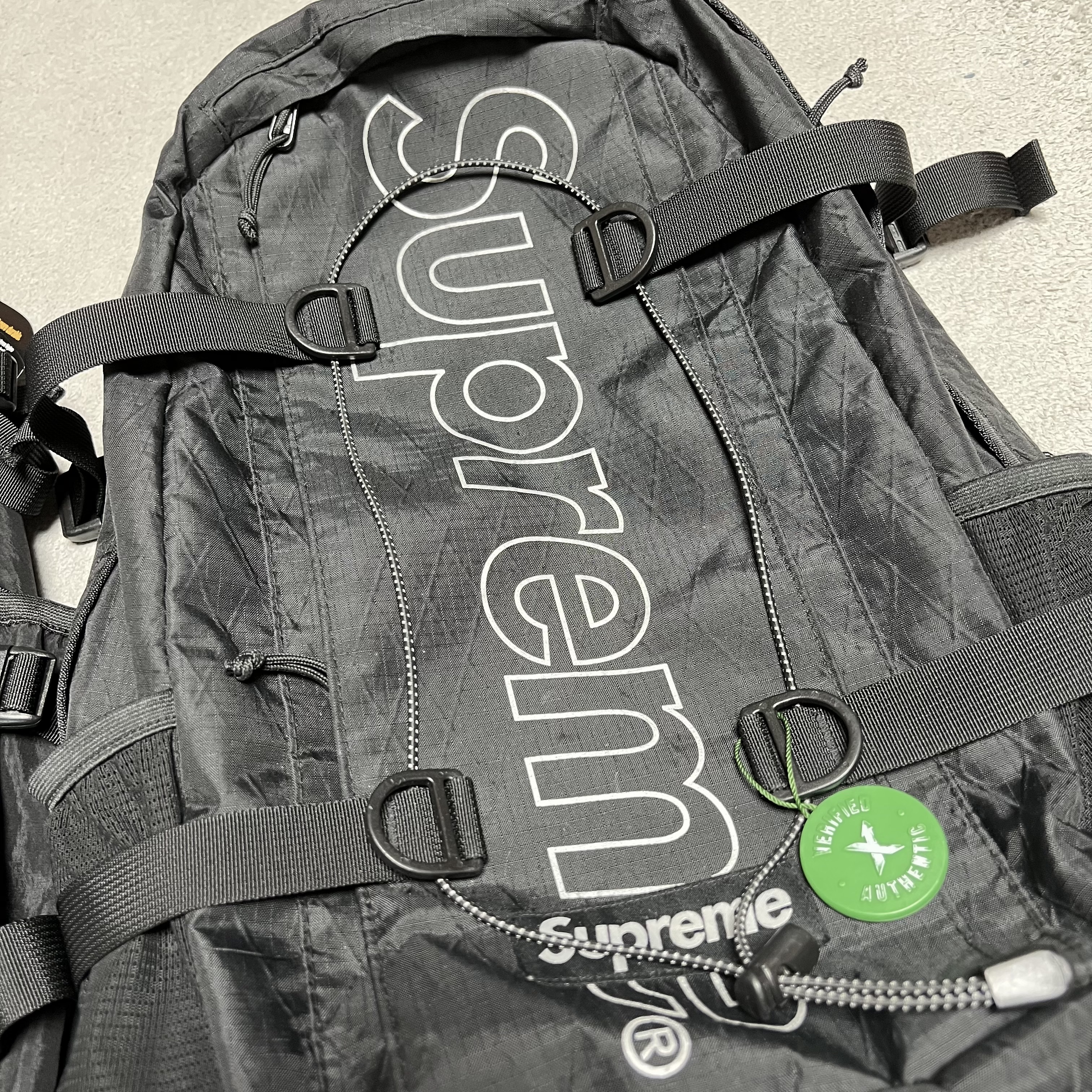 Supreme Backpack Black - 20FW, Supreme Backpack Black - 18FW 착용 스타일 - 3